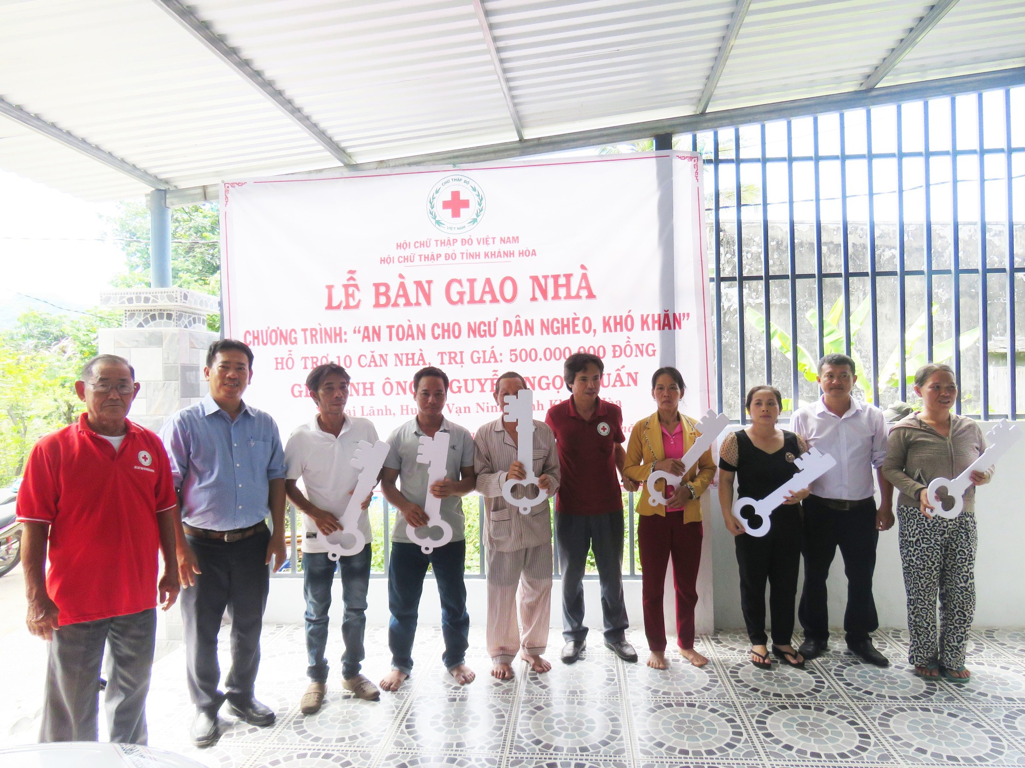 Bàn giao 10 nhà căn nhà cho ngư dân nghèo, khó khăn tại huyện Vạn Ninh - Ảnh 1.