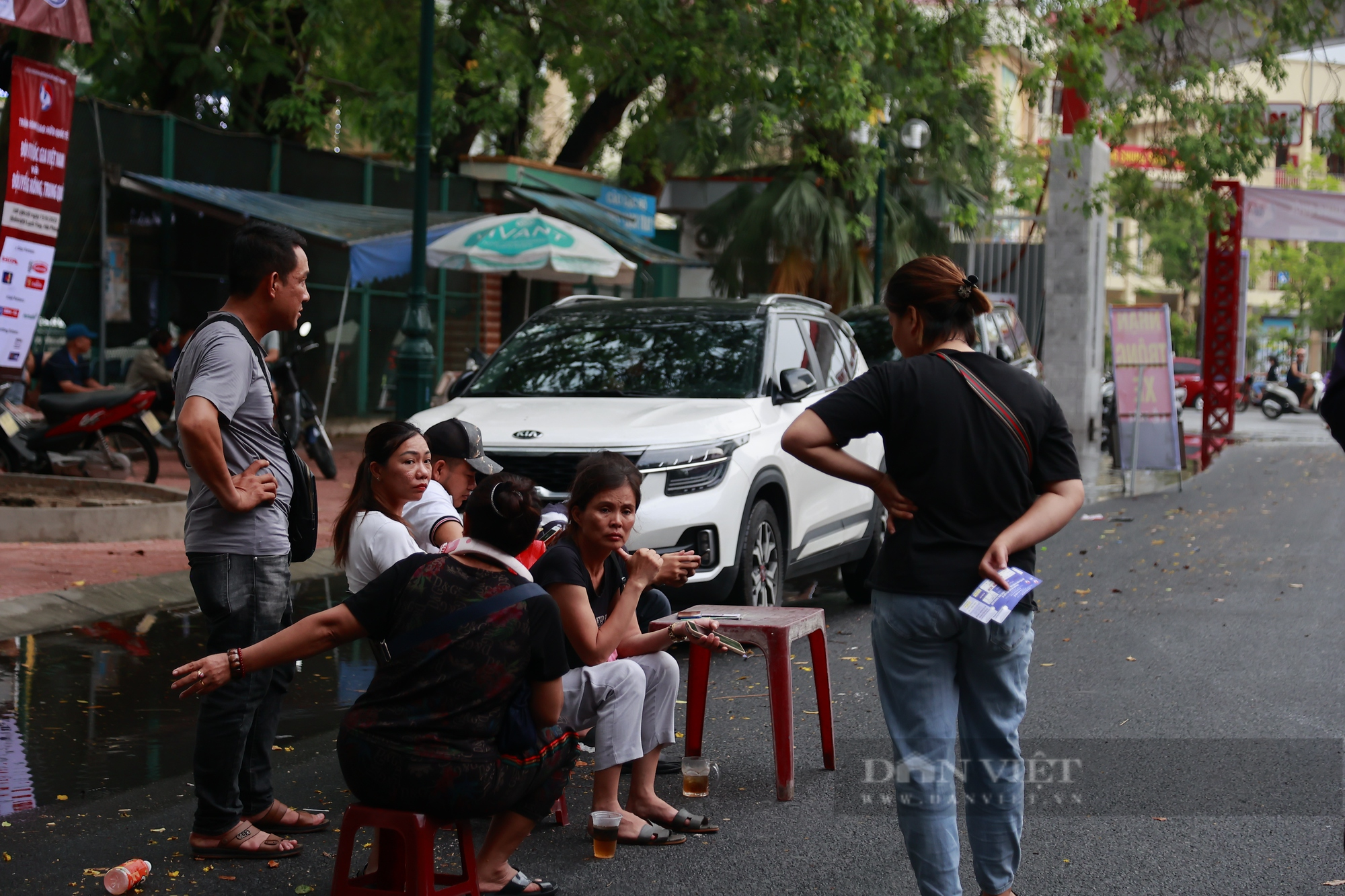 Phe vé hét giá 1,5 triệu/cặp vé xem trận Việt Nam - Hong Kong - Ảnh 5.