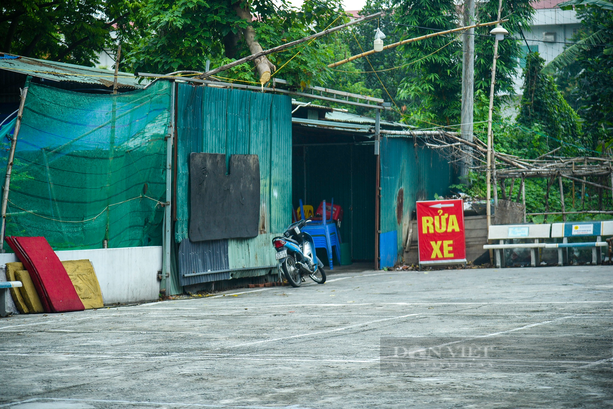 Sân chơi &quot;Vì sức khỏe cộng đồng&quot; ở phường Xuân Tảo xuống cấp và bị chiếm dụng - Ảnh 12.