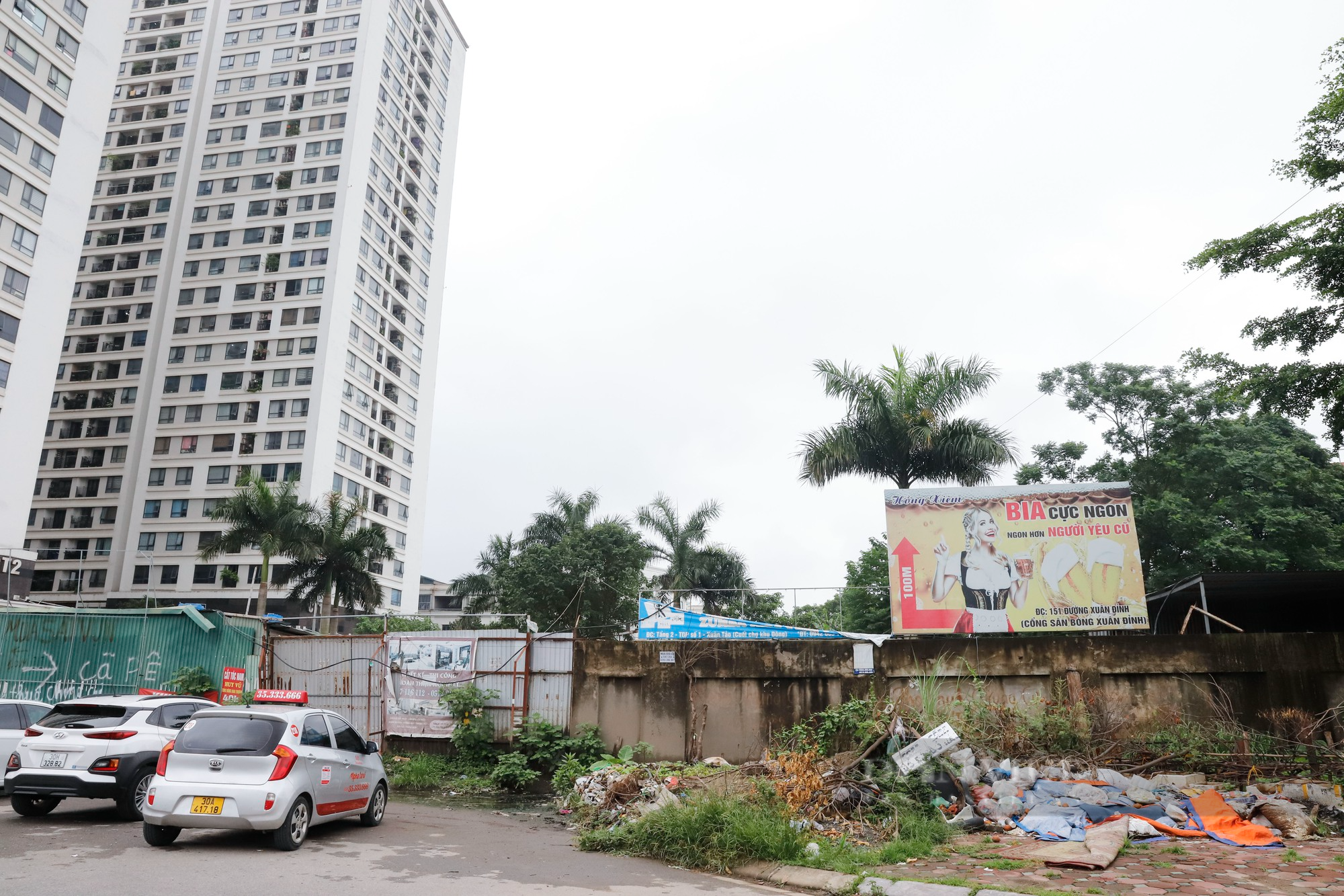 Thi công 2 năm vẫn chưa xong 300m, đường Nguyễn Văn Huyên kéo dài thành nơi trồng rau và bãi gửi xe - Ảnh 3.