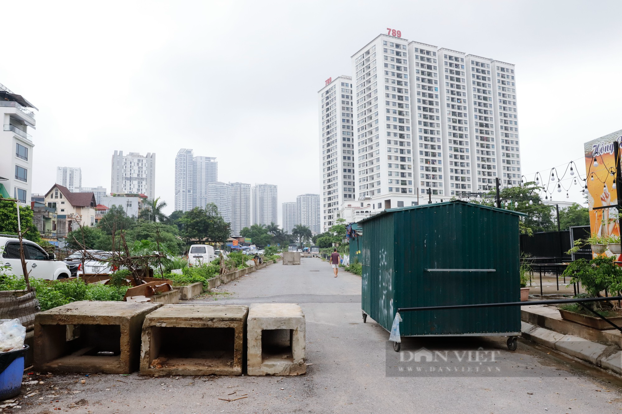 Thi công 2 năm vẫn chưa xong 300m, đường Nguyễn Văn Huyên kéo dài thành nơi trồng rau và bãi gửi xe - Ảnh 4.