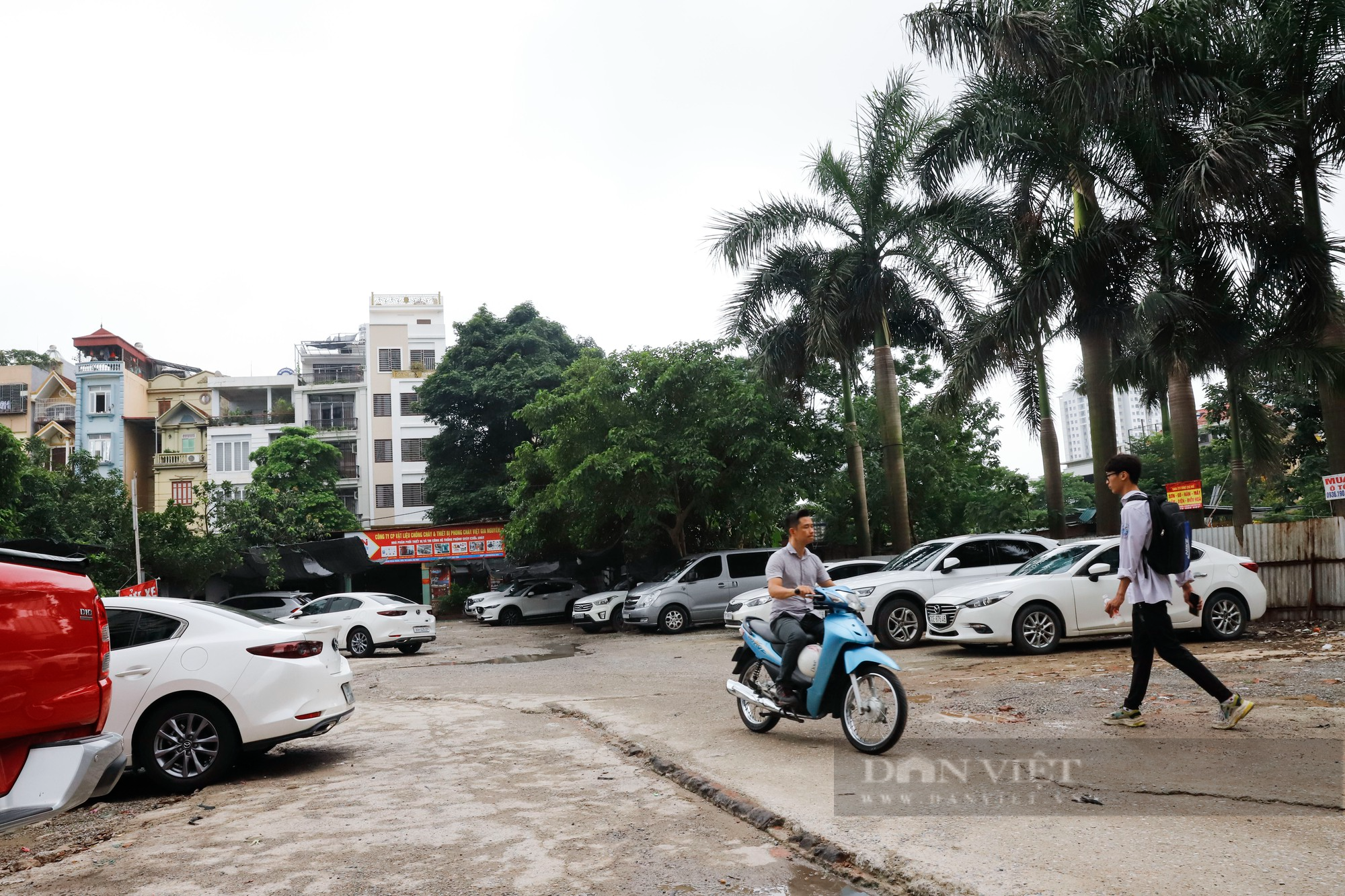 Thi công 2 năm vẫn chưa xong 300m, đường Nguyễn Văn Huyên kéo dài thành nơi trồng rau và bãi gửi xe - Ảnh 9.