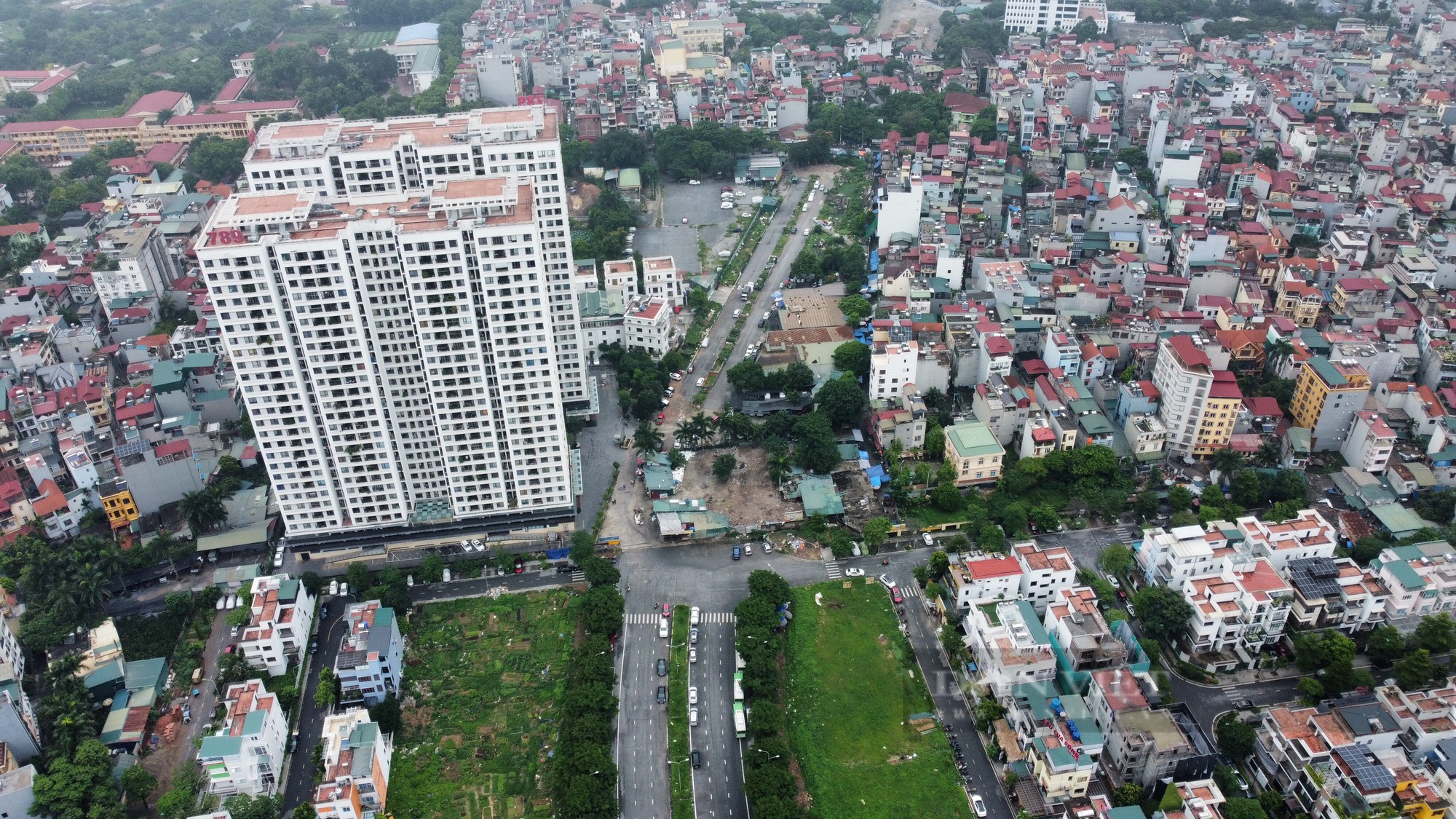 Thi công 2 năm vẫn chưa xong 300m, đường Nguyễn Văn Huyên kéo dài thành nơi trồng rau và bãi gửi xe - Ảnh 1.