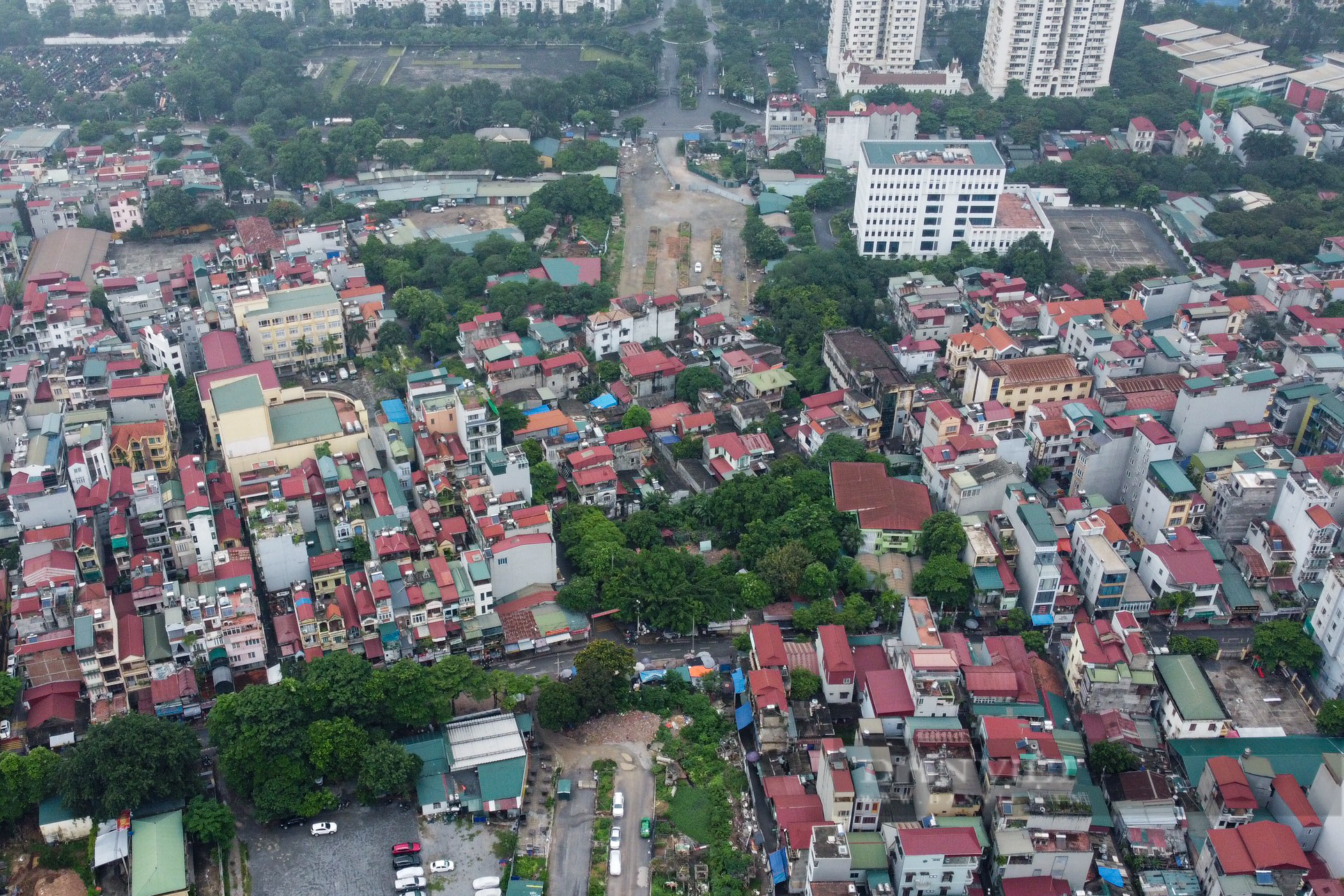 Thi công 2 năm vẫn chưa xong 300m, đường Nguyễn Văn Huyên kéo dài thành nơi trồng rau và bãi gửi xe - Ảnh 2.