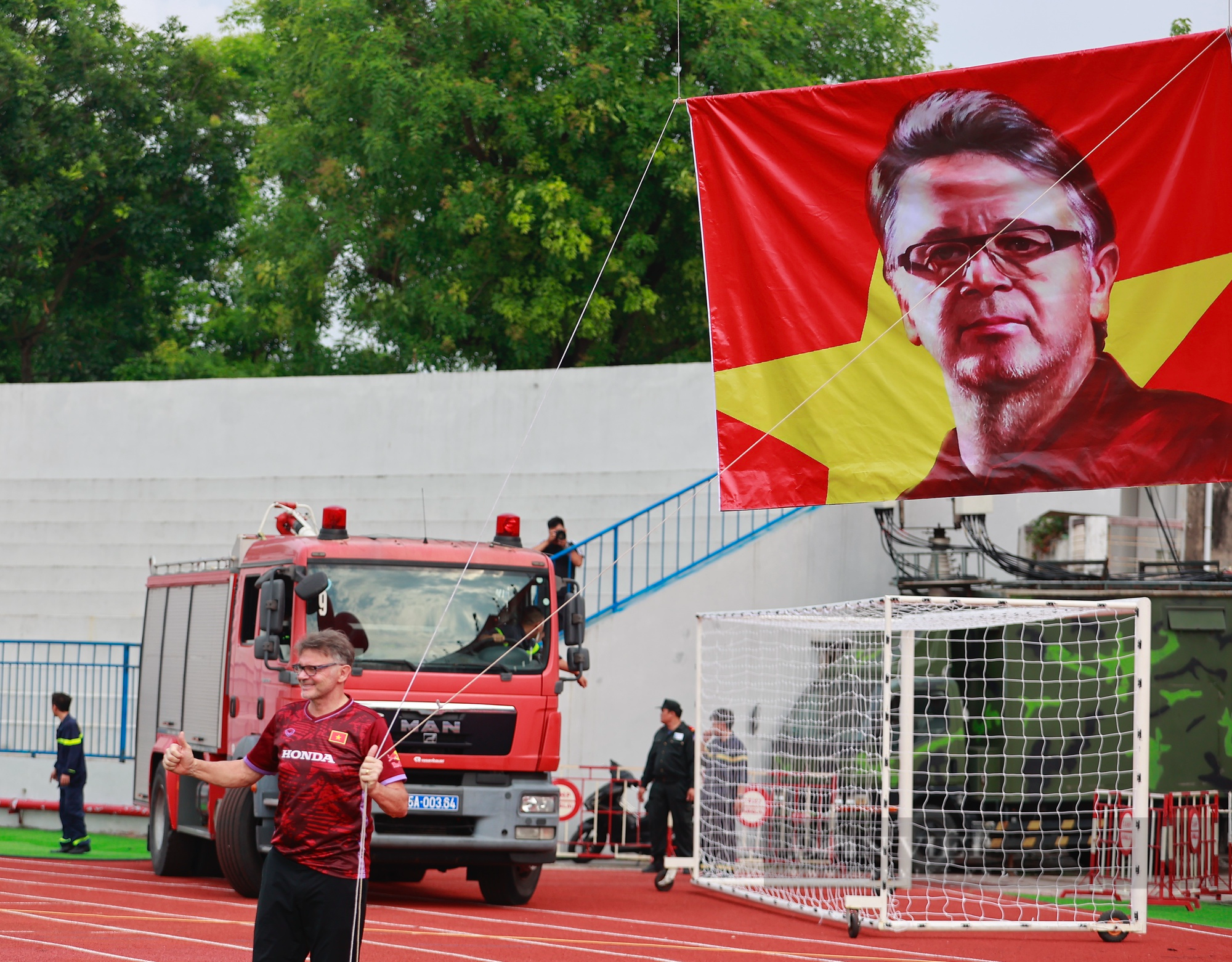 Hình ảnh của HLV Troussier được tung bay trên sân Lạch Tray trước trận đấu với Hong Kong (Trung Quốc) - Ảnh 2.