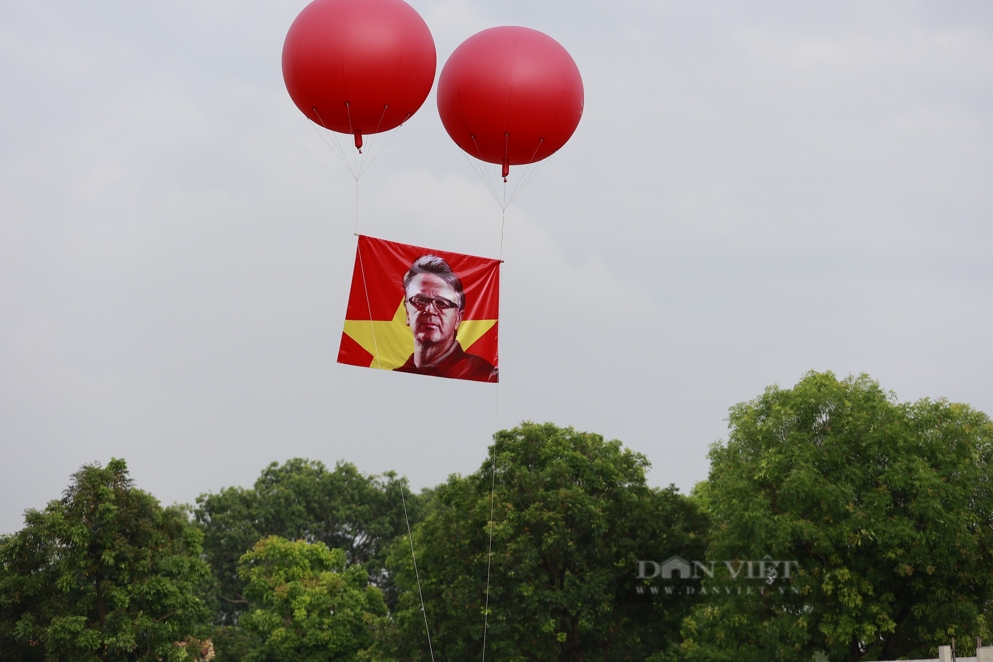 Hình ảnh của HLV Troussier được tung bay trên sân Lạch Tray trước trận đấu với Hong Kong (Trung Quốc) - Ảnh 3.