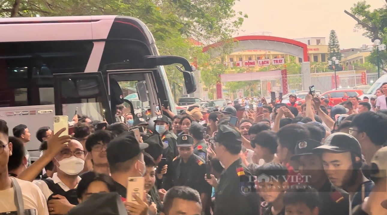 Hàng nghìn CĐV Hải Phòng chen lấn chờ chụp ảnh với Quang Hải, Công Phượng - Ảnh 5.