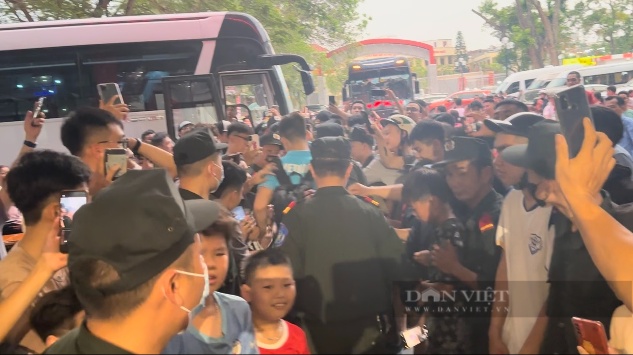 Hàng nghìn CĐV Hải Phòng chen lấn chờ chụp ảnh với Quang Hải, Công Phượng - Ảnh 7.