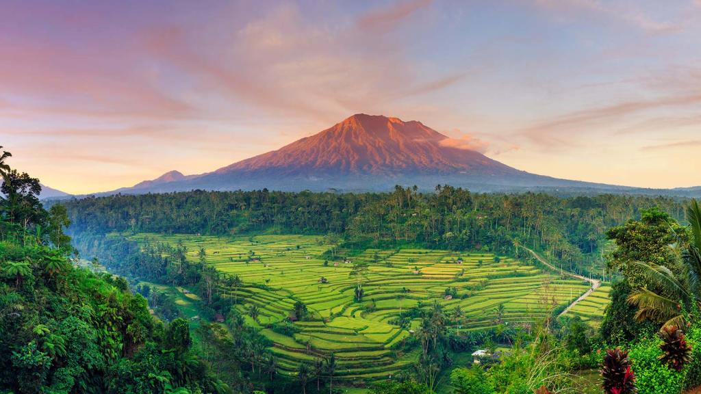 Bali cấm du khách leo núi thiêng - Ảnh 2.