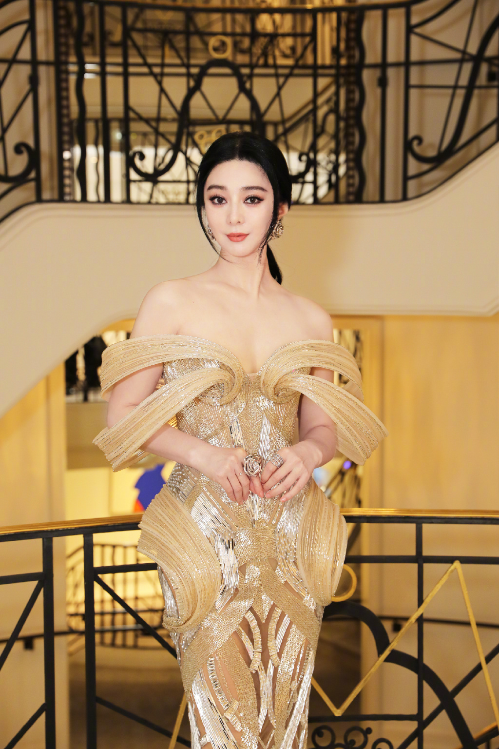 Phạm Băng Băng diện đồ xẻ sâu quyến rũ, lộng lẫy với trang sức tiền tỷ trên bìa tạp chí Vogue - Ảnh 4.