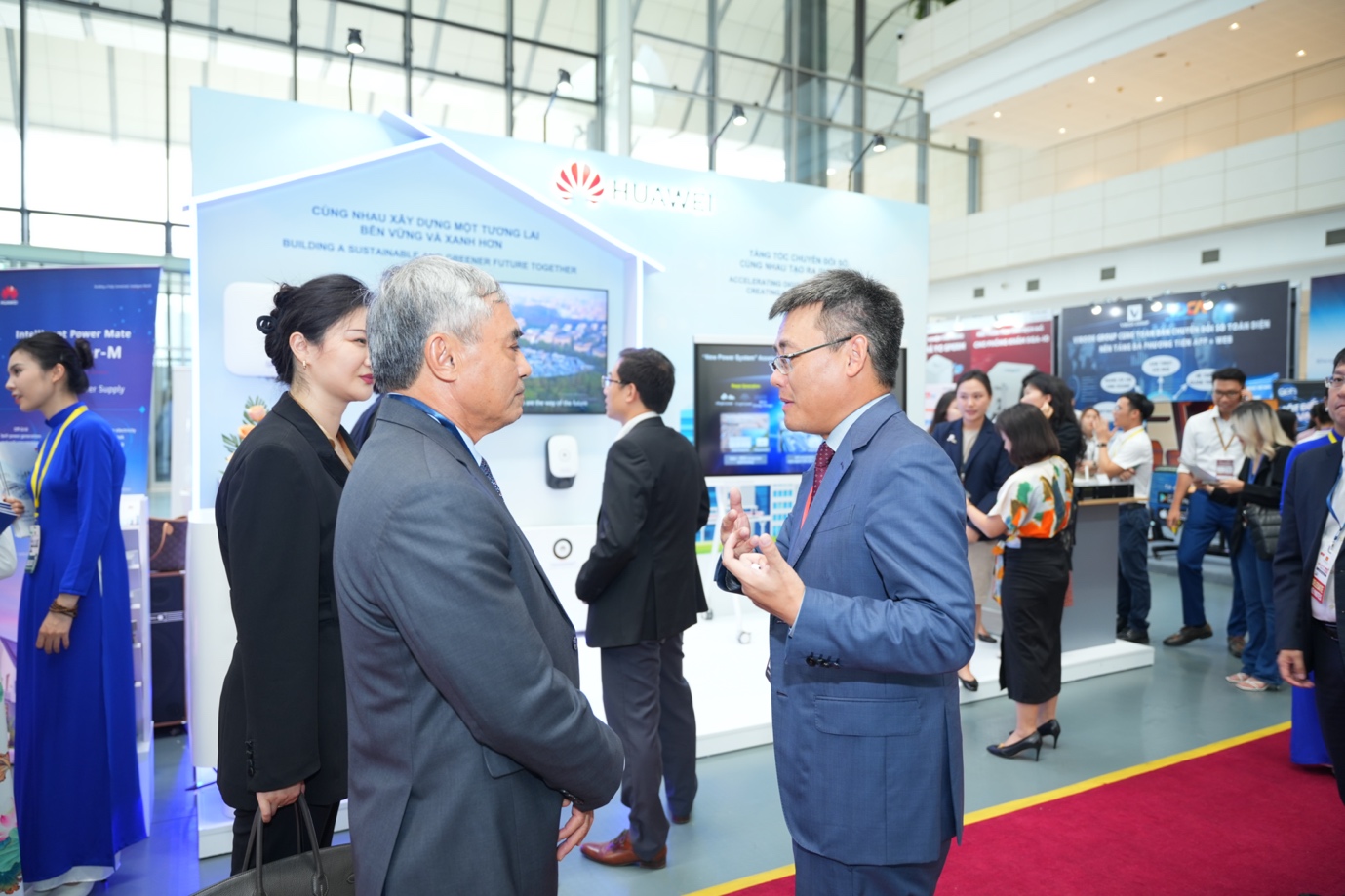 Vietnam Industry 4.0 Summit 2023: Huawei đề xuất các giải pháp năng lượng mặt trời cho Việt Nam - Ảnh 2.