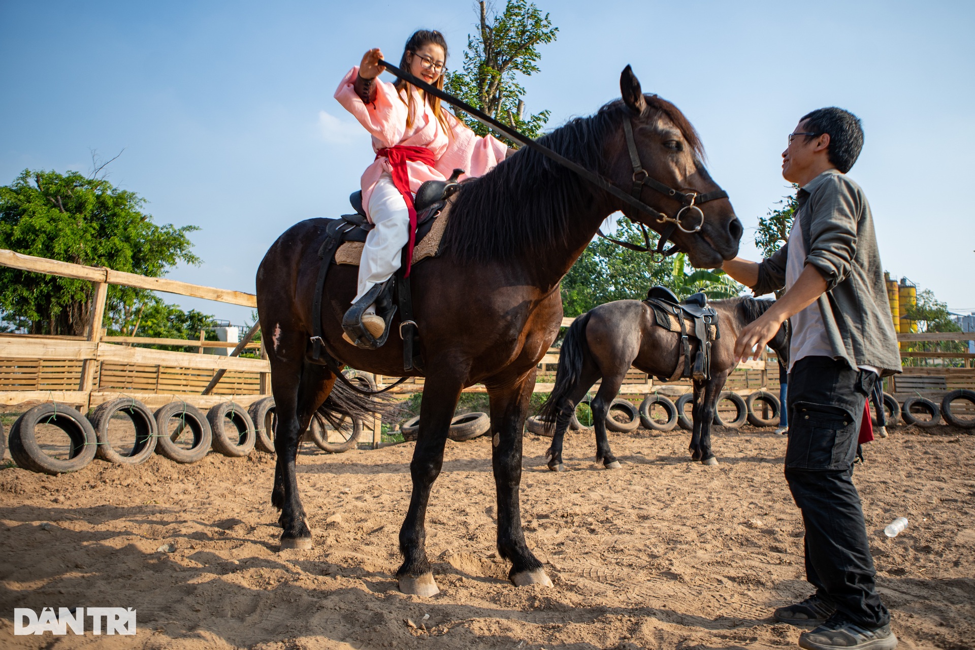 Người trẻ Hà Nội chi tiền triệu mặc cổ phục, học cưỡi ngựa, bắn cung - Ảnh 1.