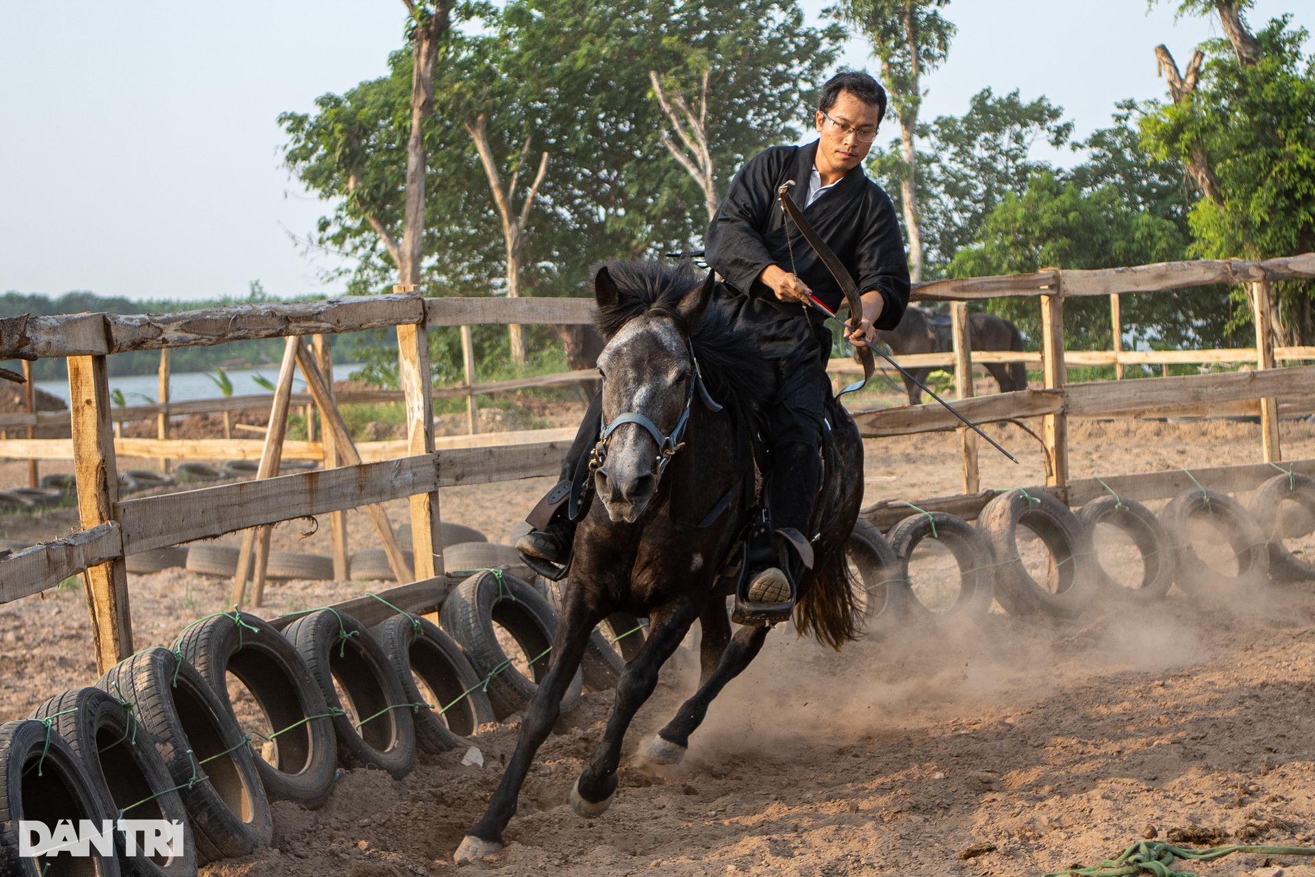 Người trẻ Hà Nội chi tiền triệu mặc cổ phục, học cưỡi ngựa, bắn cung - Ảnh 8.