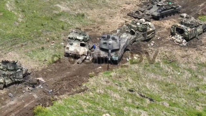 Nga tung video khoe 'núi' xe tăng Đức Leopard, xe bọc thép Mỹ Bradley tóm được từ Ukraine - Ảnh 1.