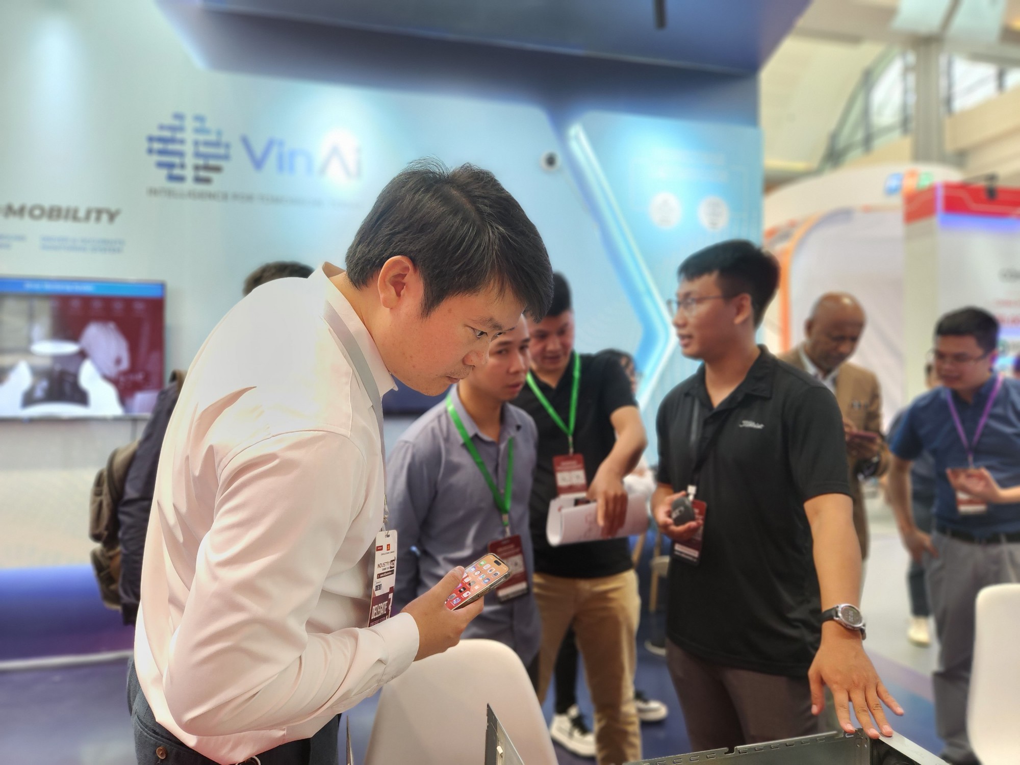 VinAI mang đến trải nghiệm AI đột phá tại Triển lãm Quốc tế Vietnam Industry 4.0 Summit 2023 - Ảnh 3.