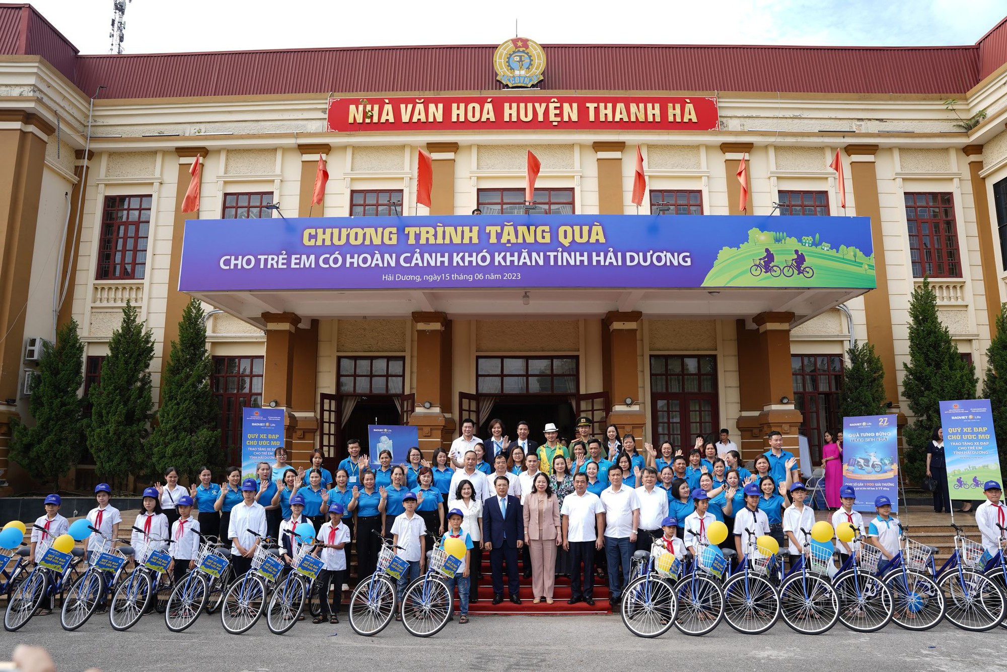 Phó Chủ tịch nước Võ Thị Ánh Xuân trao học bổng &quot;Quỹ xe đạp chở ước mơ&quot; cho trẻ em hiếu học tỉnh Hải Dương - Ảnh 1.