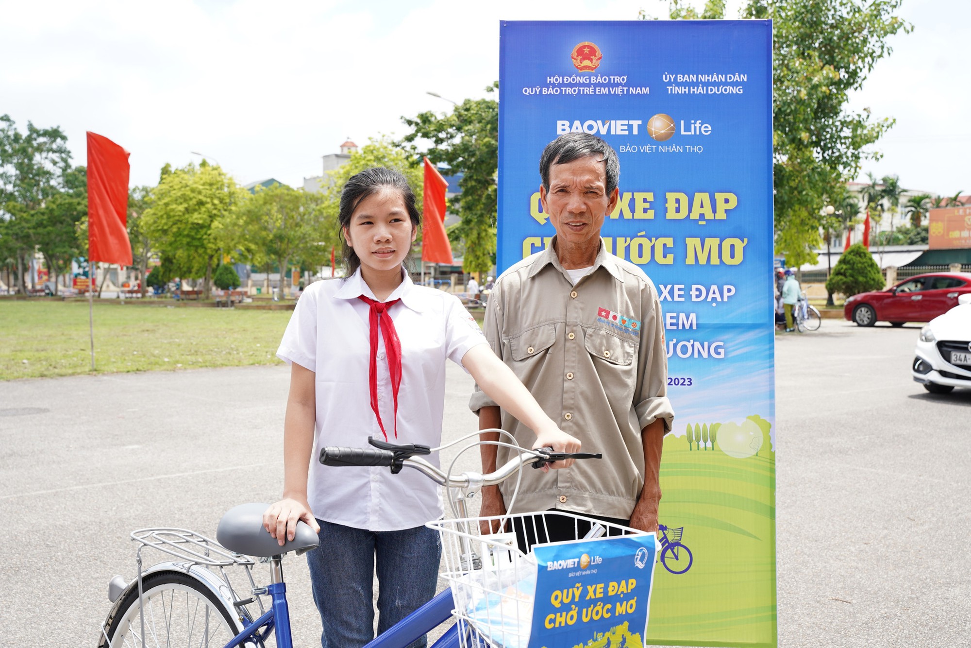 Phó Chủ tịch nước Võ Thị Ánh Xuân trao học bổng &quot;Quỹ xe đạp chở ước mơ&quot; cho trẻ em hiếu học tỉnh Hải Dương - Ảnh 3.