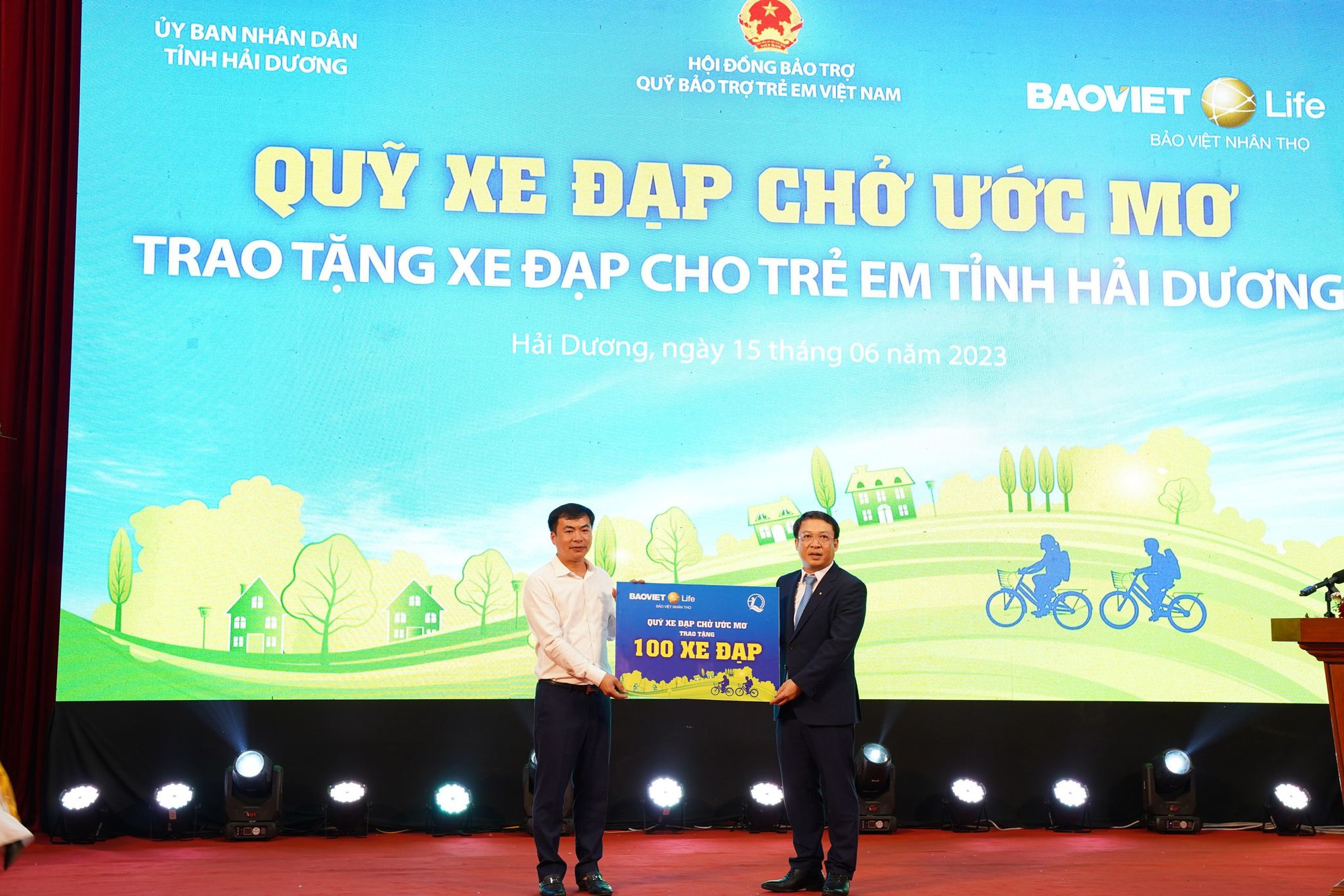 Phó Chủ tịch nước Võ Thị Ánh Xuân trao học bổng &quot;Quỹ xe đạp chở ước mơ&quot; cho trẻ em hiếu học tỉnh Hải Dương - Ảnh 4.