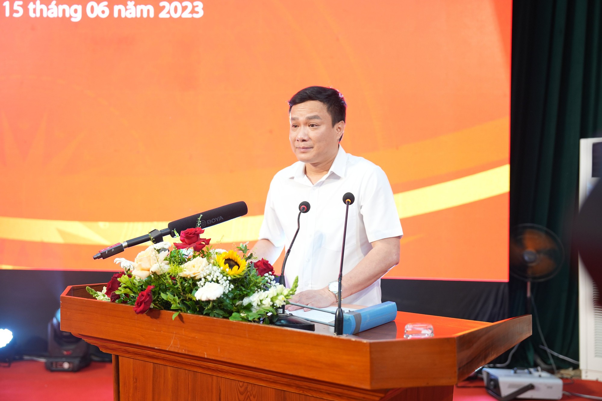 Phó Chủ tịch nước Võ Thị Ánh Xuân trao học bổng &quot;Quỹ xe đạp chở ước mơ&quot; cho trẻ em hiếu học tỉnh Hải Dương - Ảnh 5.