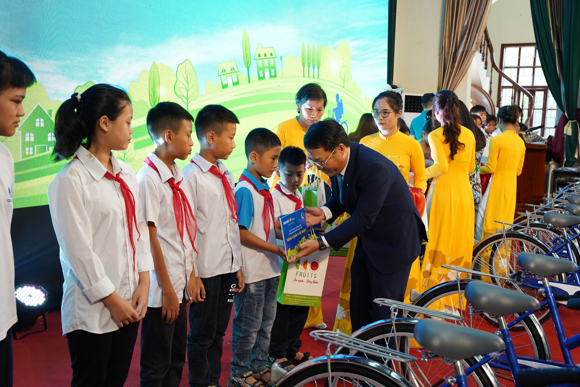 Phó Chủ tịch nước Võ Thị Ánh Xuân trao học bổng &quot;Quỹ xe đạp chở ước mơ&quot; cho trẻ em hiếu học tỉnh Hải Dương - Ảnh 6.