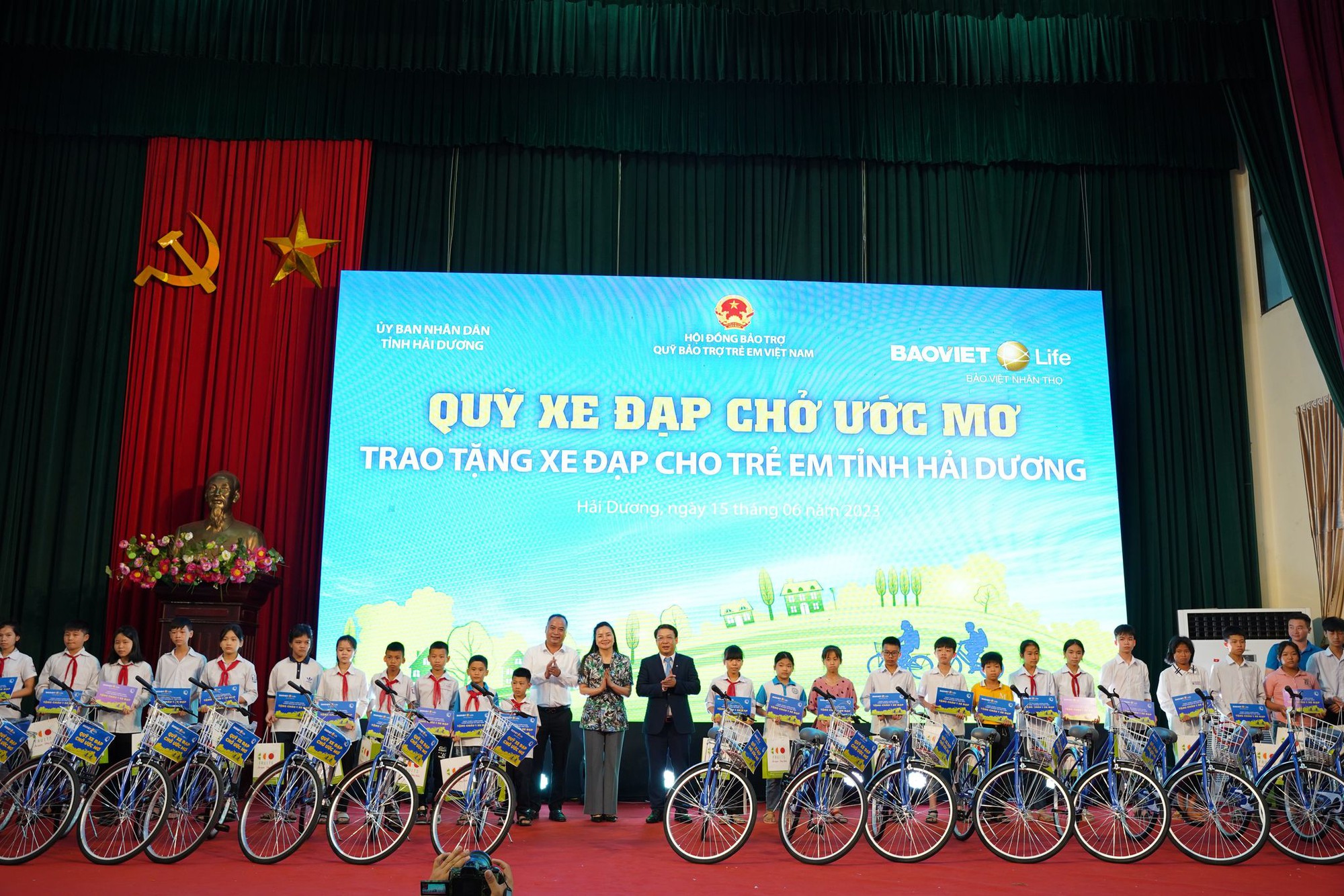 Phó Chủ tịch nước Võ Thị Ánh Xuân trao học bổng &quot;Quỹ xe đạp chở ước mơ&quot; cho trẻ em hiếu học tỉnh Hải Dương - Ảnh 7.