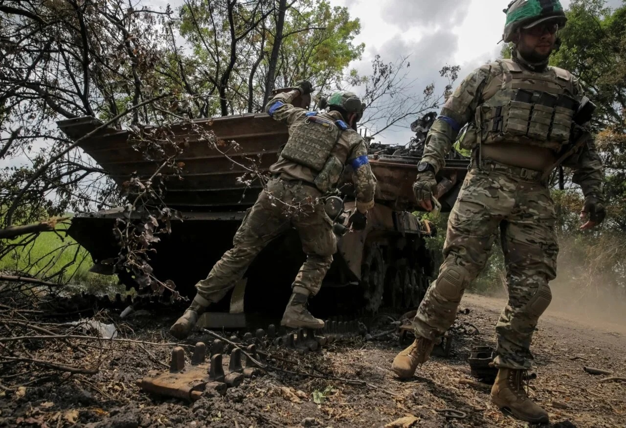 Sốc với cảnh tượng bên trong ngôi làng ở Donetsk Ukraine vừa giành lại từ Nga - Ảnh 12.