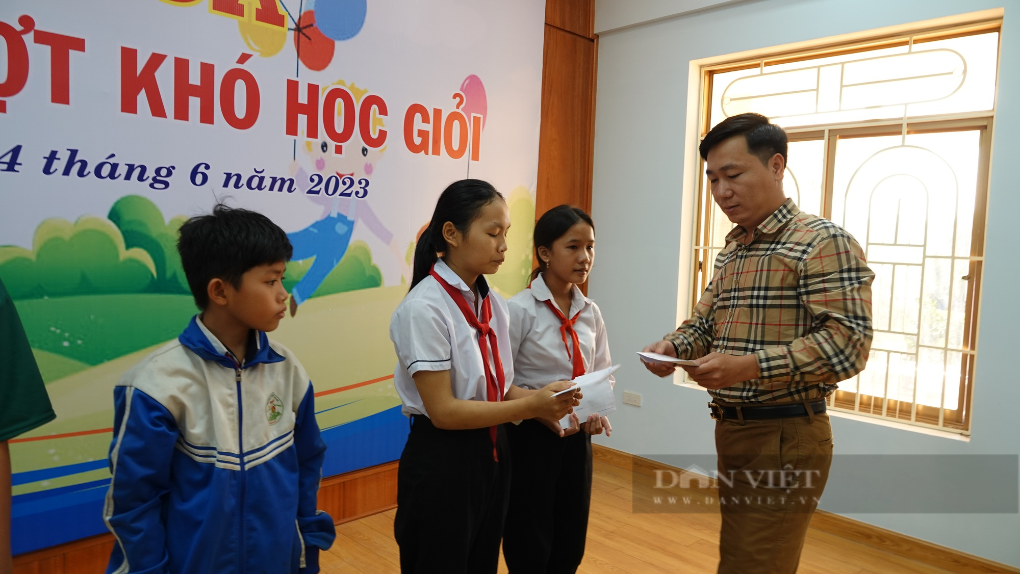 Học sinh vượt khó học giỏi tại Bình Định nhận quà từ nhà báo - Ảnh 1.
