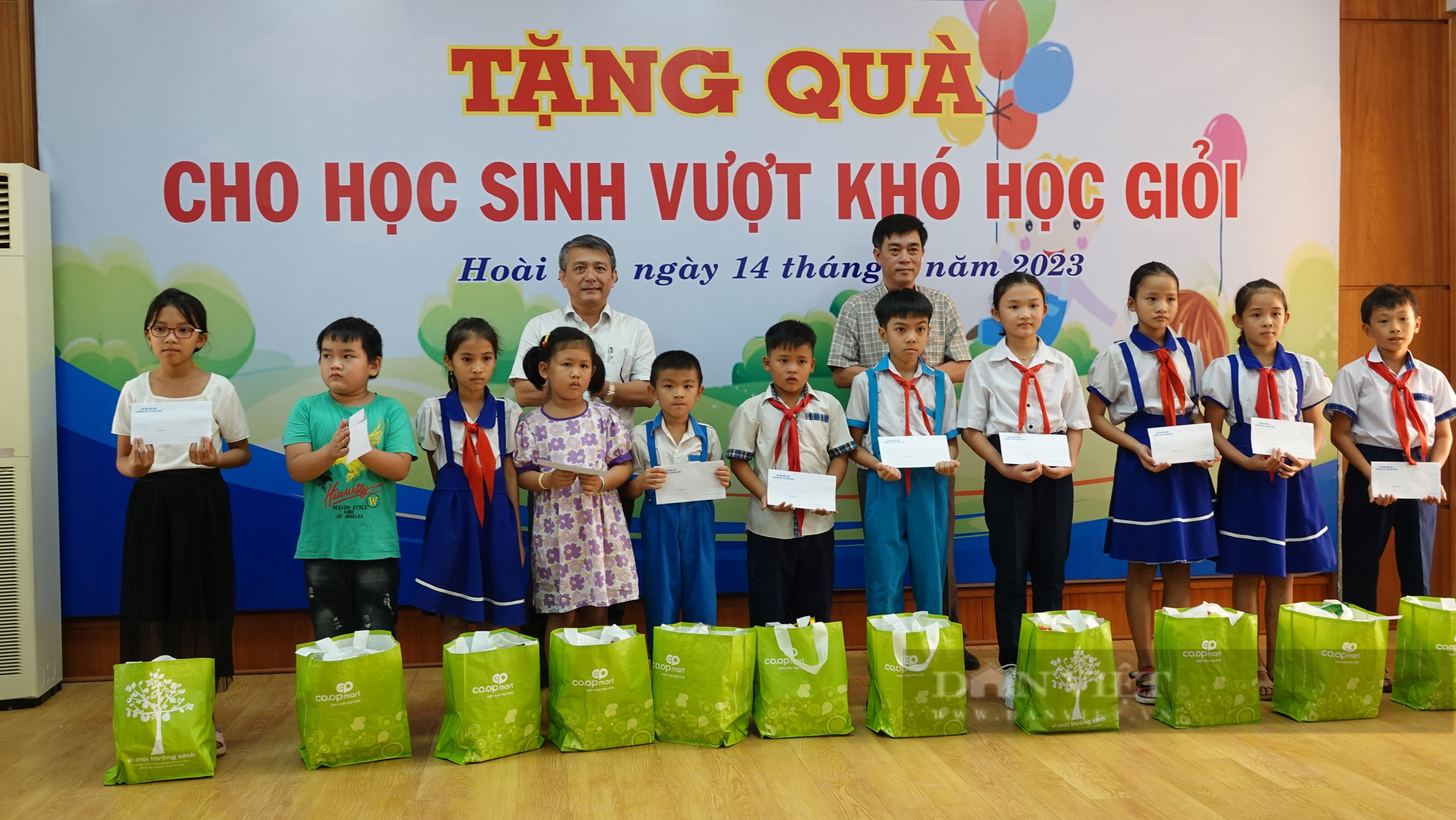 Học sinh vượt khó học giỏi tại Bình Định nhận quà từ nhà báo - Ảnh 2.