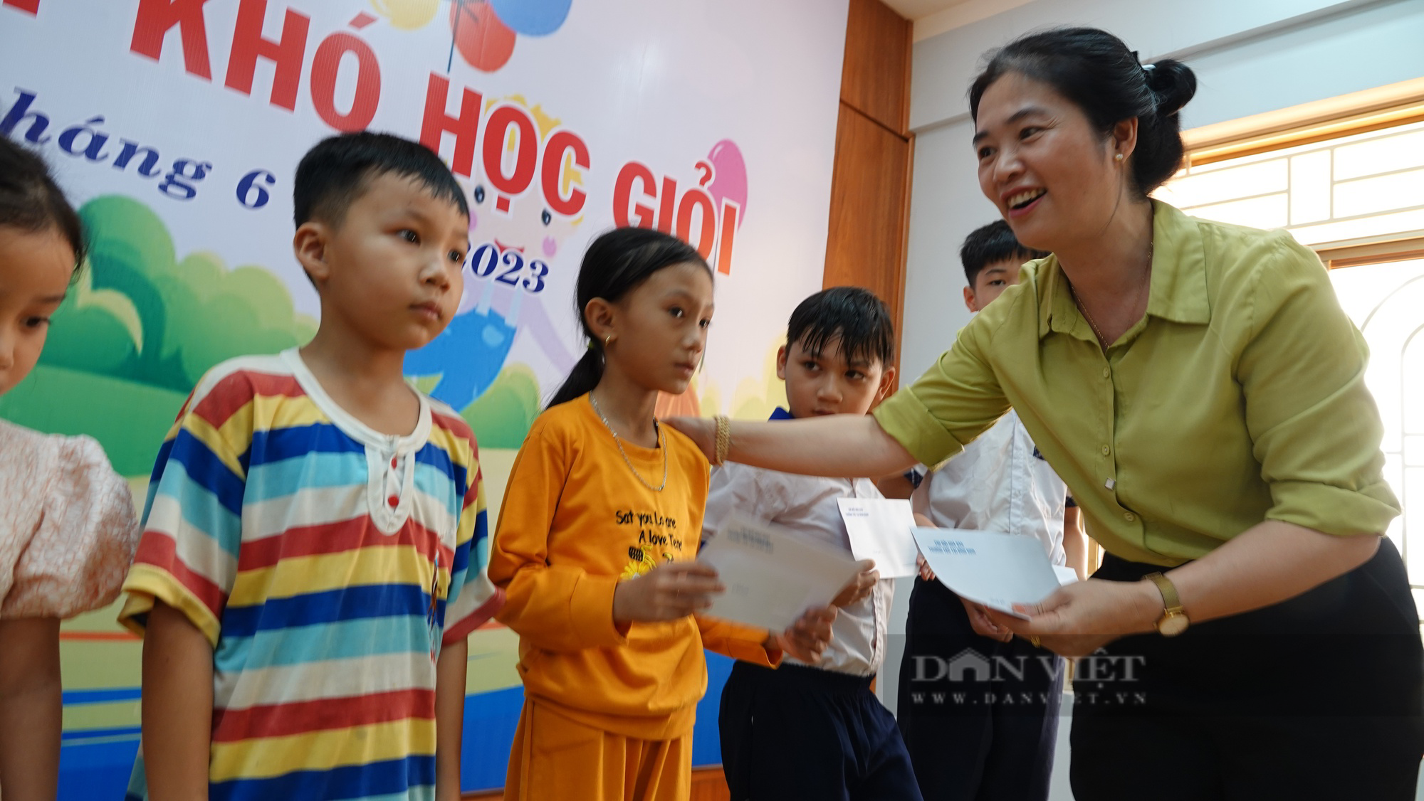 Học sinh vượt khó học giỏi tại Bình Định nhận quà từ nhà báo - Ảnh 3.