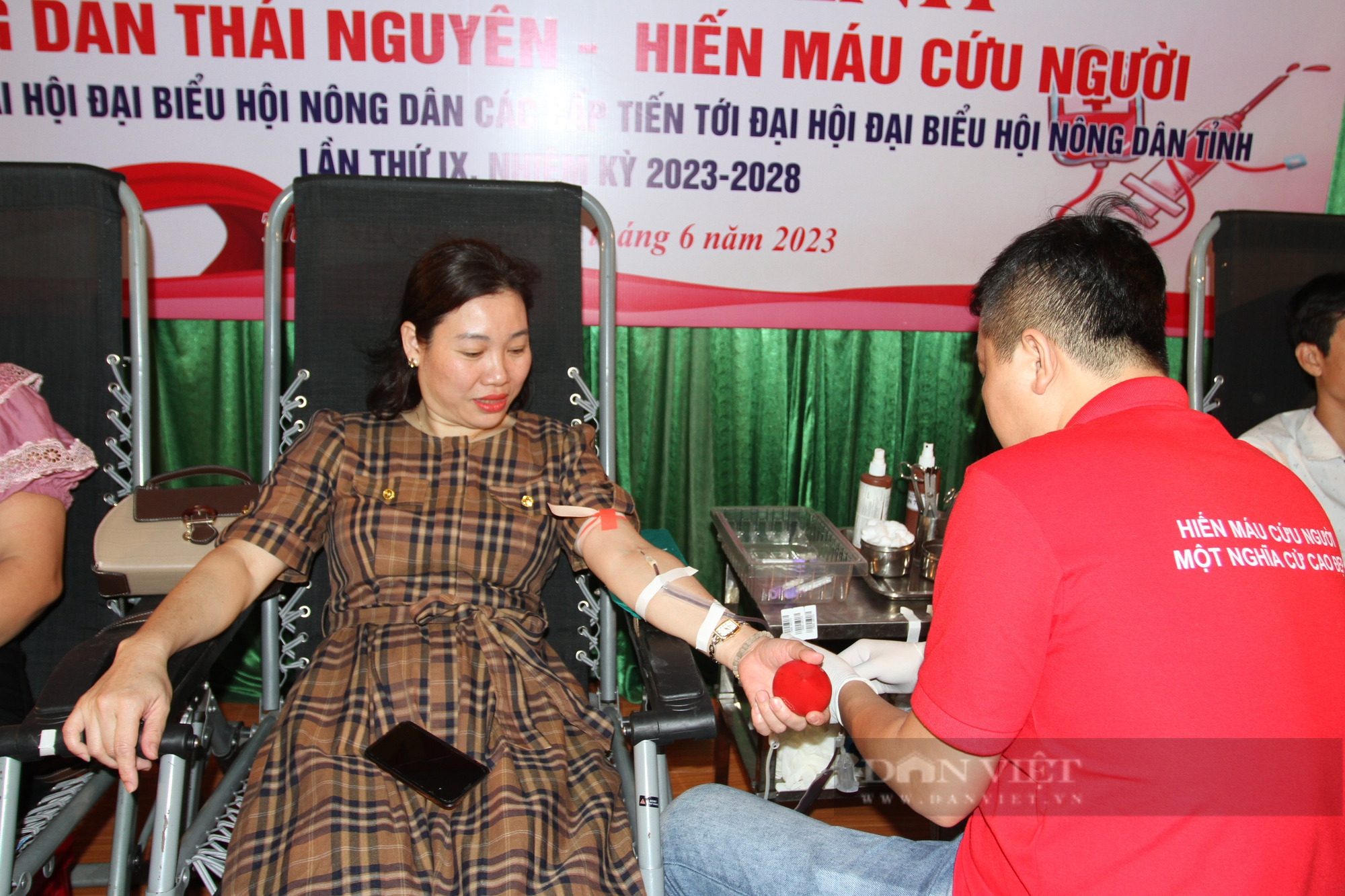Hơn 500 cán bộ, hội viên nông dân Thái Nguyên tham gia chương trình hiến máu cứu người - Ảnh 5.