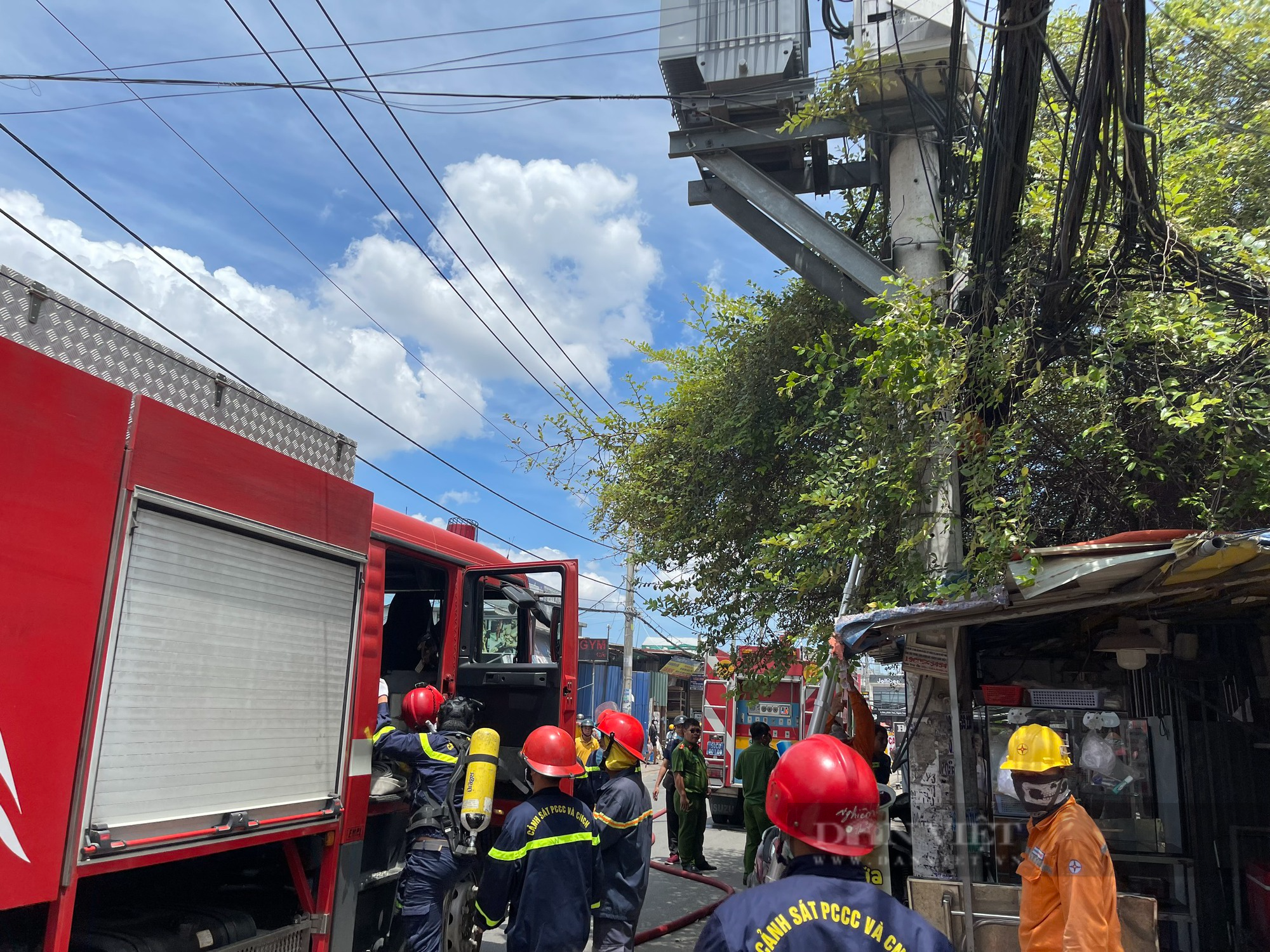 TP.HCM: Cảnh sát phong tỏa 200m con đường dẫn vào xưởng gỗ bốc cháy ngùn ngụt - Ảnh 1.