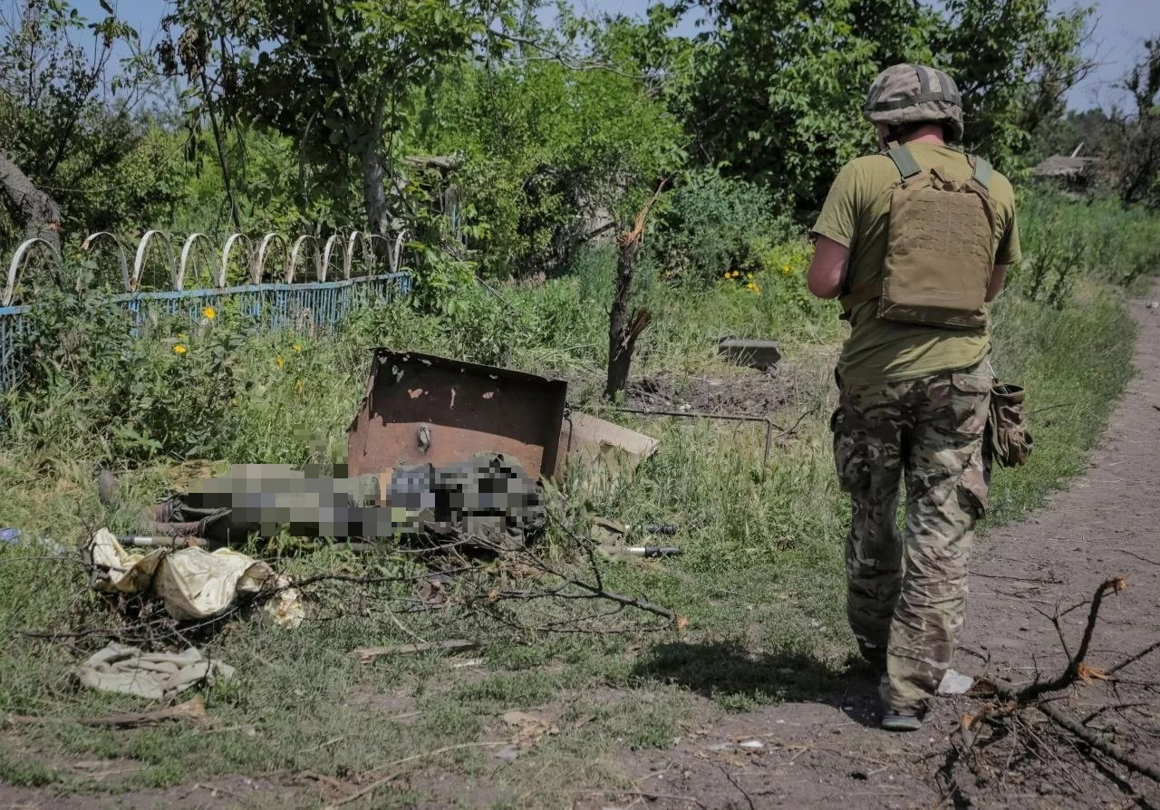 Sốc với cảnh tượng bên trong ngôi làng ở Donetsk Ukraine vừa giành lại từ Nga - Ảnh 5.