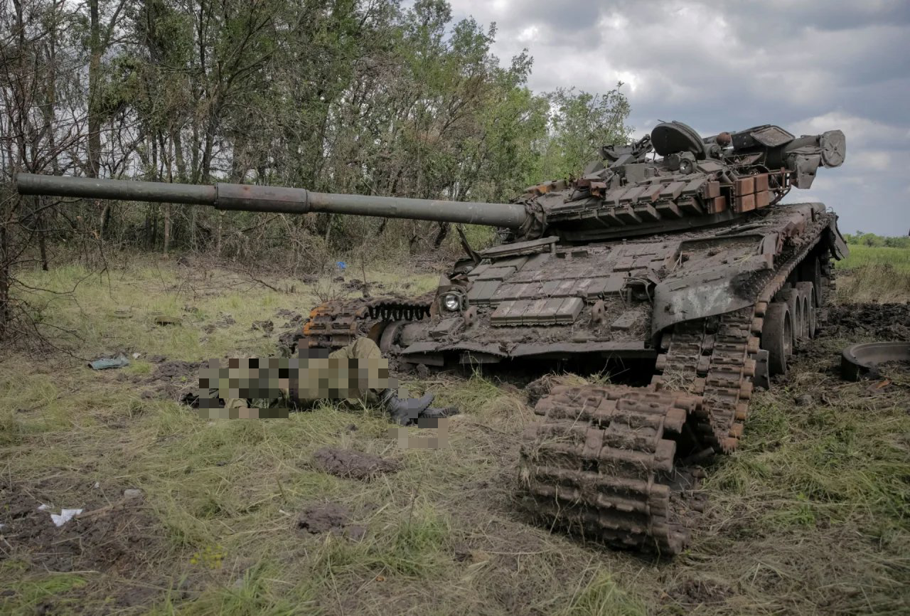Sốc với cảnh tượng bên trong ngôi làng ở Donetsk Ukraine vừa giành lại từ Nga - Ảnh 11.