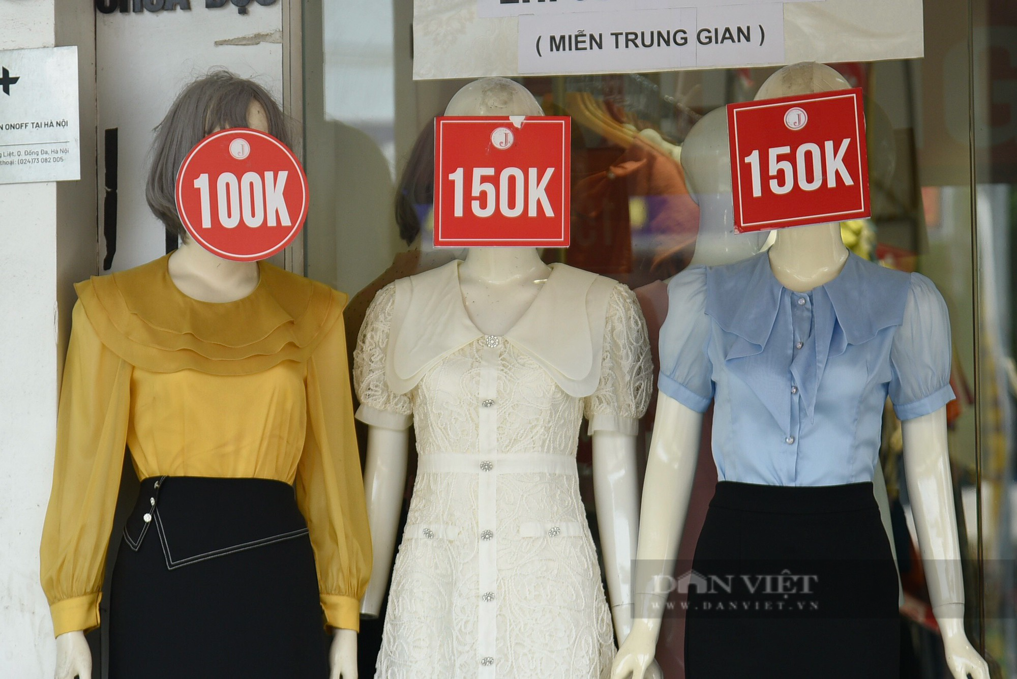 Hàng loạt cửa tiệm tại các tuyến phố thời trang Hà Nội giảm giá nhưng vẫn ế khách - Ảnh 4.