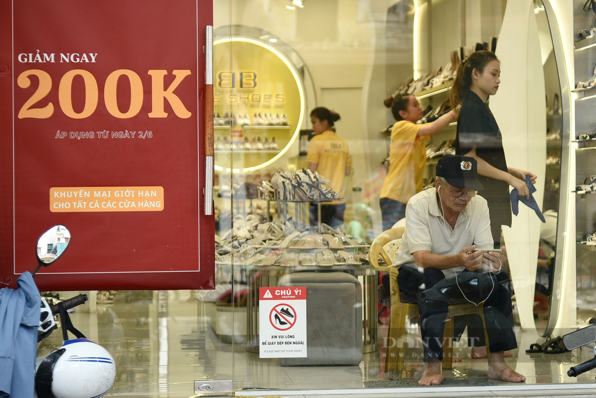 Hàng loạt cửa tiệm tại các tuyến phố thời trang Hà Nội giảm giá nhưng vẫn ế khách - Ảnh 5.