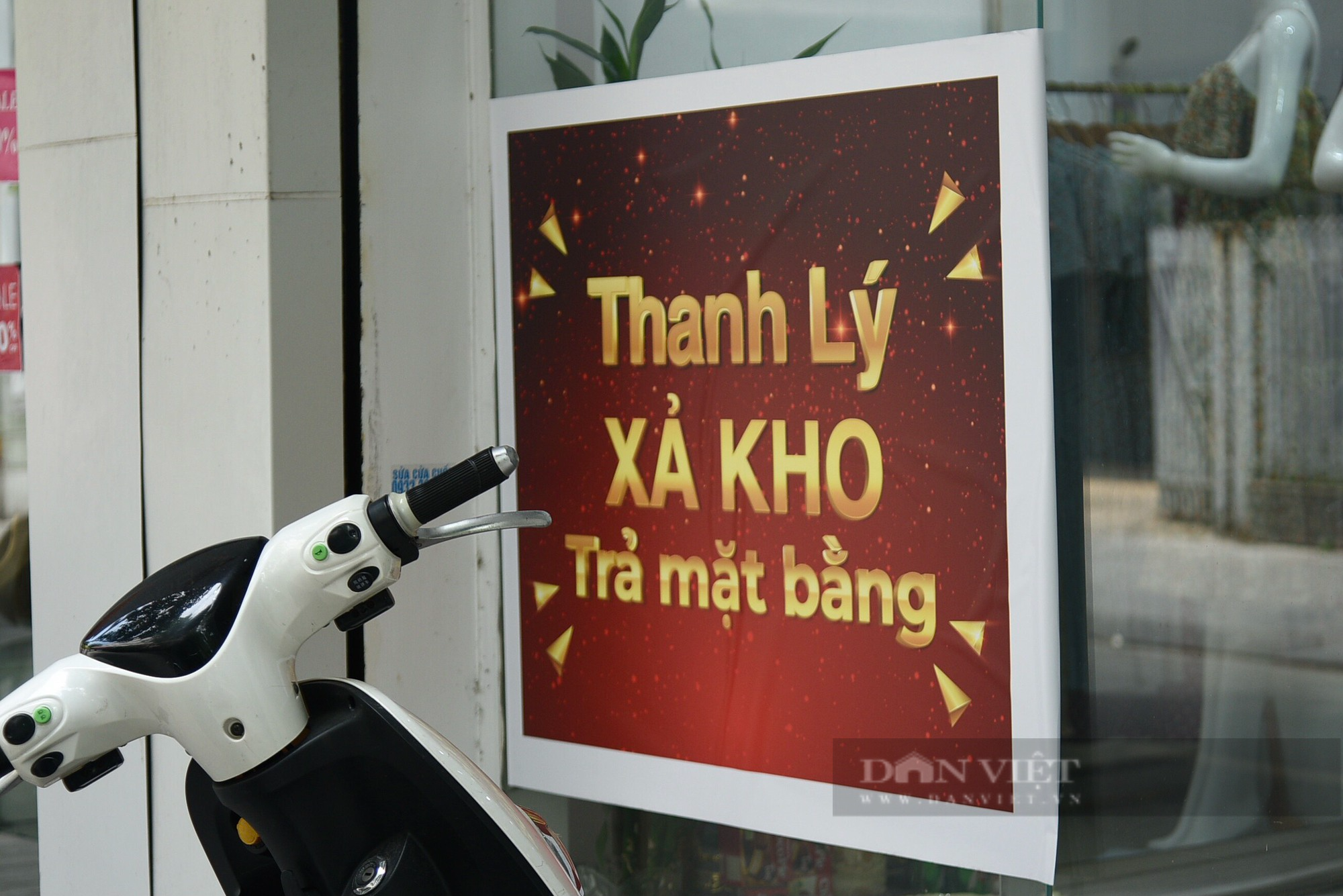Hàng loạt cửa tiệm tại các tuyến phố thời trang Hà Nội giảm giá nhưng vẫn ế khách - Ảnh 6.