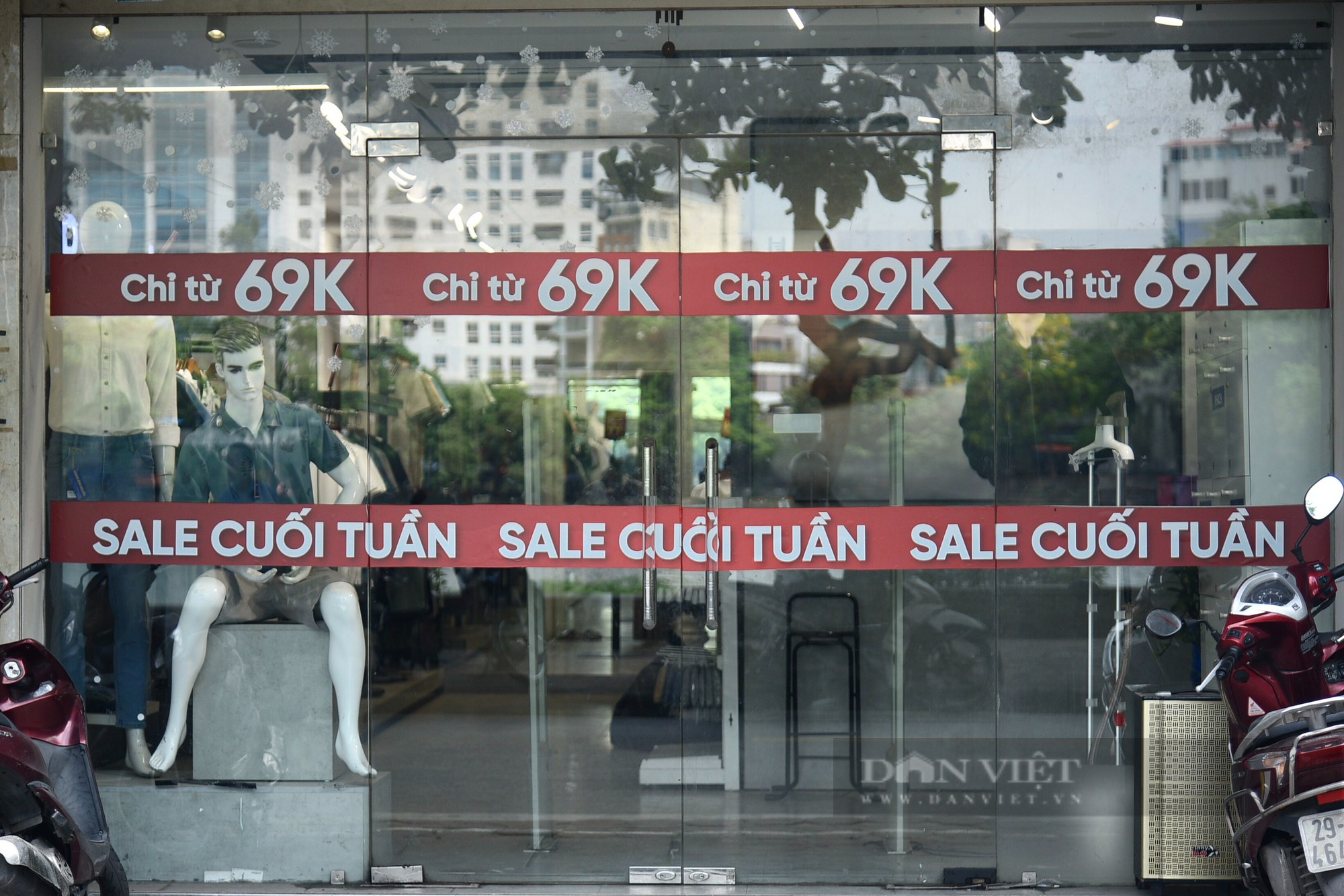 Hàng loạt cửa tiệm tại các tuyến phố thời trang Hà Nội giảm giá nhưng vẫn ế khách - Ảnh 8.