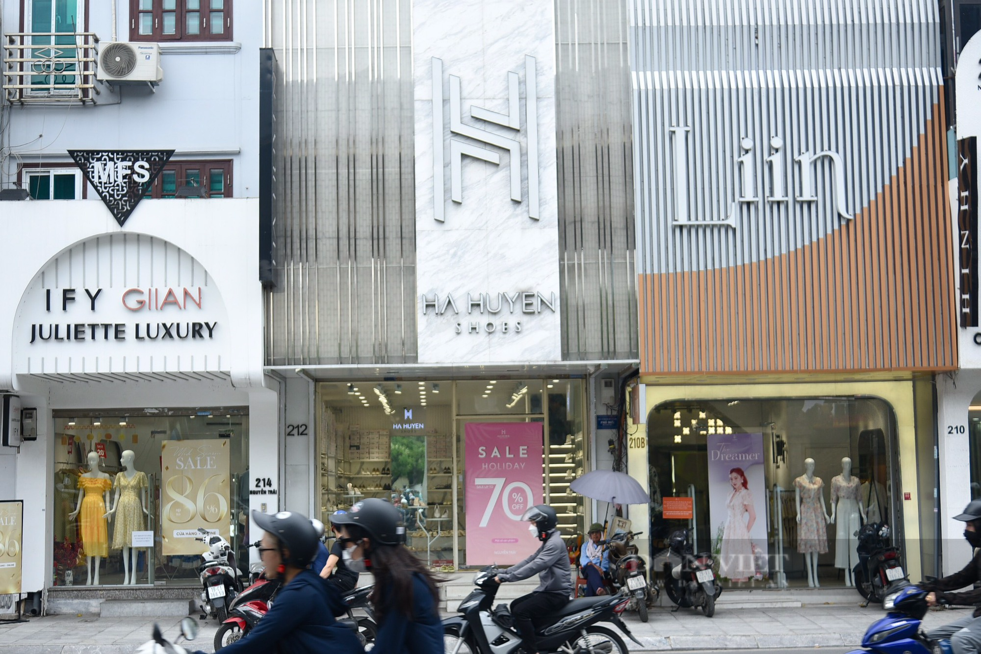Hàng loạt cửa tiệm tại các tuyến phố thời trang Hà Nội giảm giá nhưng vẫn ế khách - Ảnh 10.