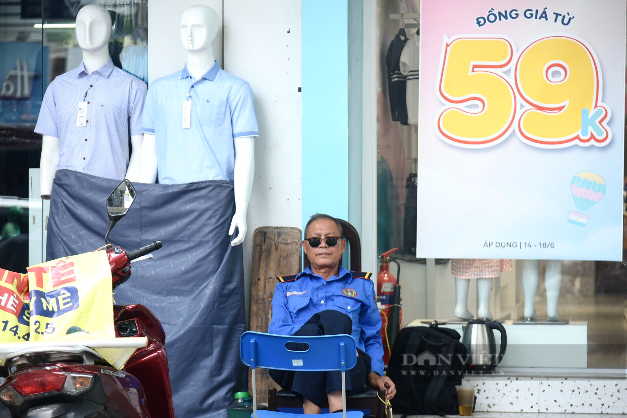 Hàng loạt cửa tiệm tại các tuyến phố thời trang Hà Nội giảm giá nhưng vẫn ế khách - Ảnh 13.