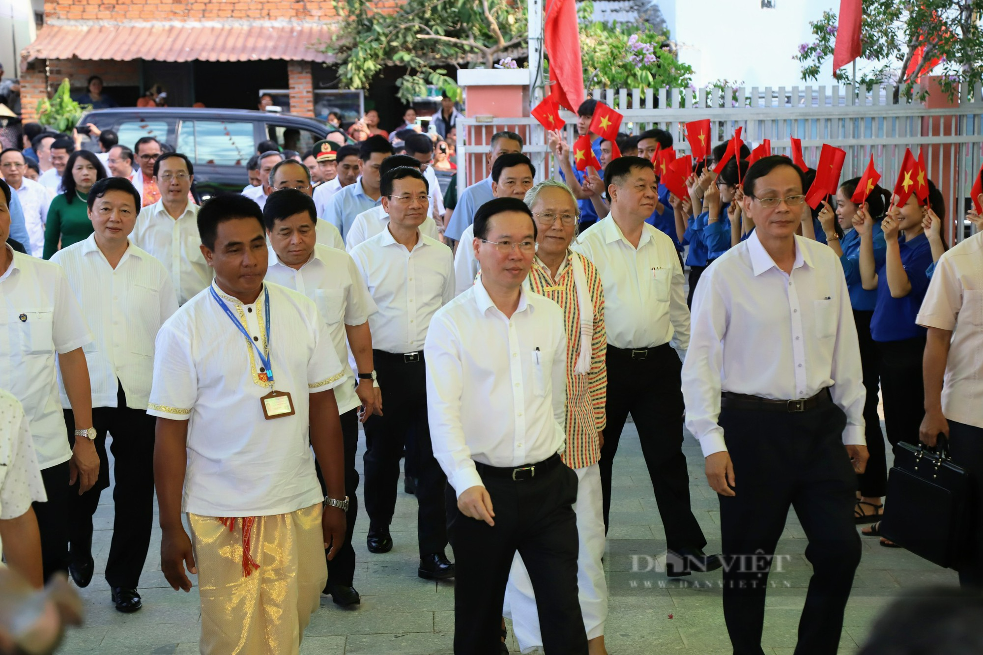 Chủ tịch nước Võ Văn Thưởng thăm làng nghề gốm Bàu Trúc ở Ninh Thuận - Ảnh 1.