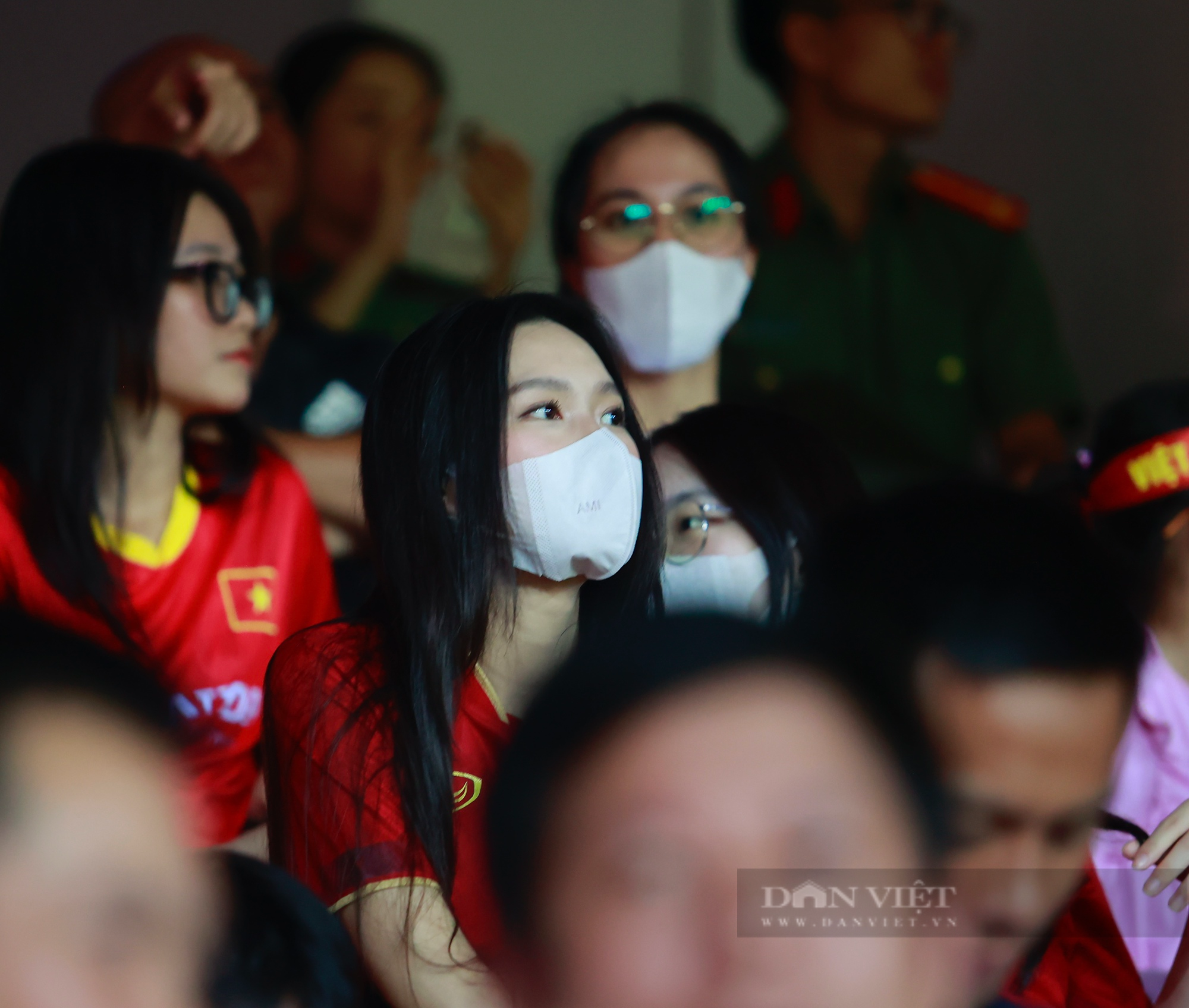 Bạn gái Đoàn Văn Hậu cùng vợ các tuyển thủ xuất hiện trên khán đài &quot;tiếp lửa&quot; cho ĐT Việt Nam - Ảnh 2.
