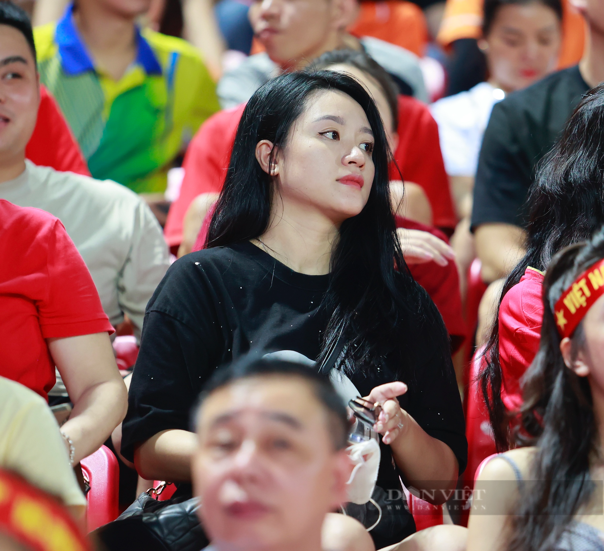 Bạn gái Đoàn Văn Hậu cùng vợ các tuyển thủ xuất hiện trên khán đài &quot;tiếp lửa&quot; cho ĐT Việt Nam - Ảnh 5.