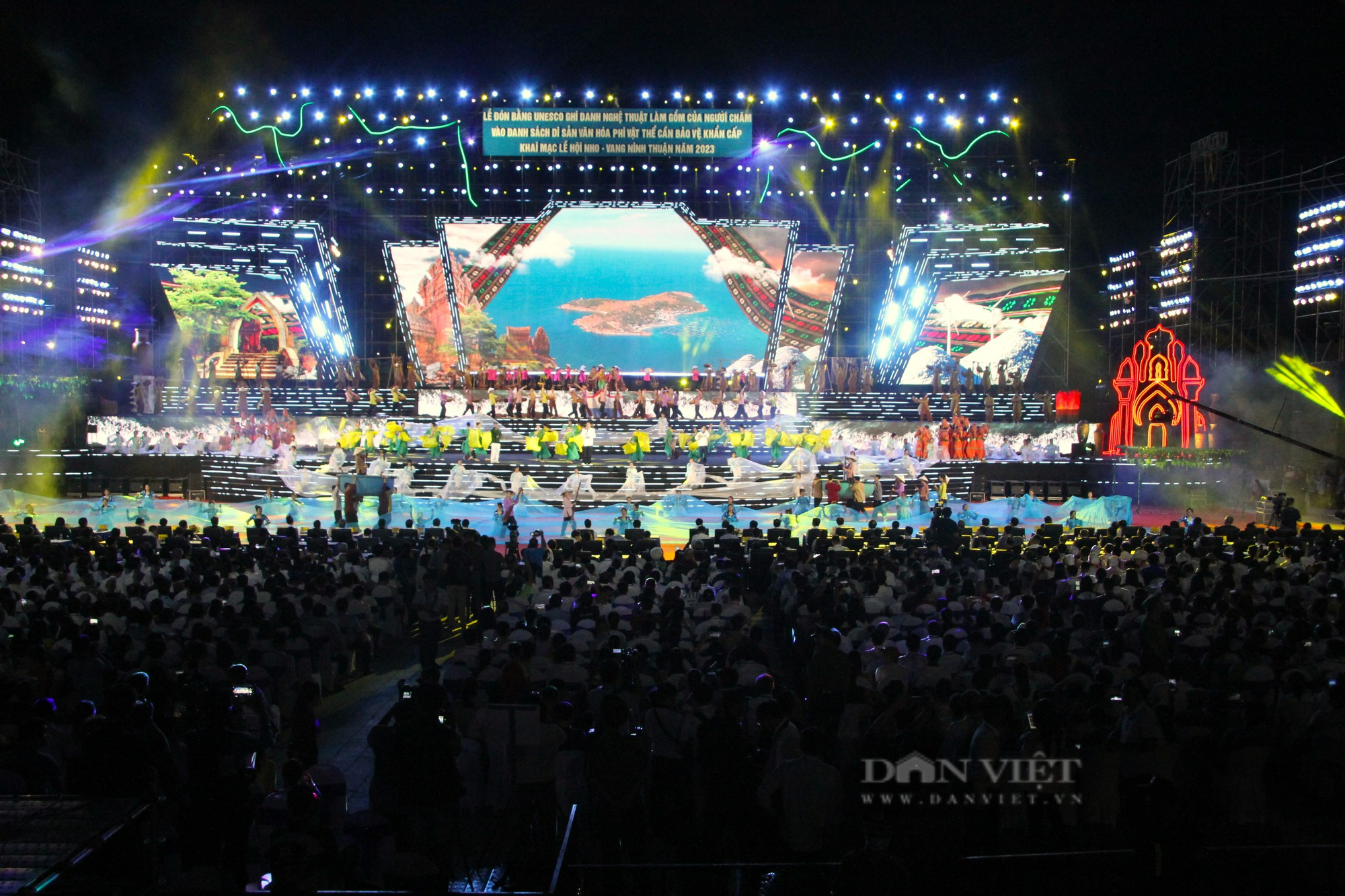 Biển người tham dự khai mạc Lễ hội Nho – Vang Ninh Thuận năm 2023 - Ảnh 1.