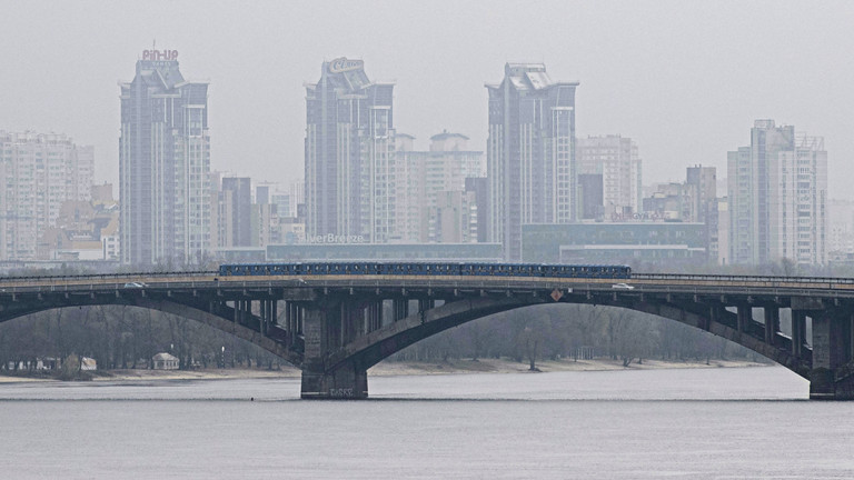 Ukraine định nổ tung các cầu ở Kiev, Tổng Tư lệnh Ukraine đã có quyết định khẩn cấp  - Ảnh 1.
