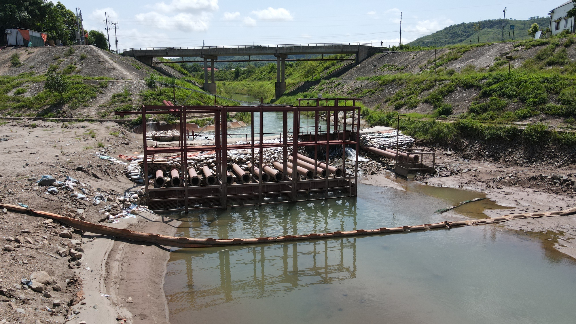 Sông Đà cạn kỷ lục, nhà máy nước sạch lắp trạm bơm khẩn cấp  - Ảnh 1.