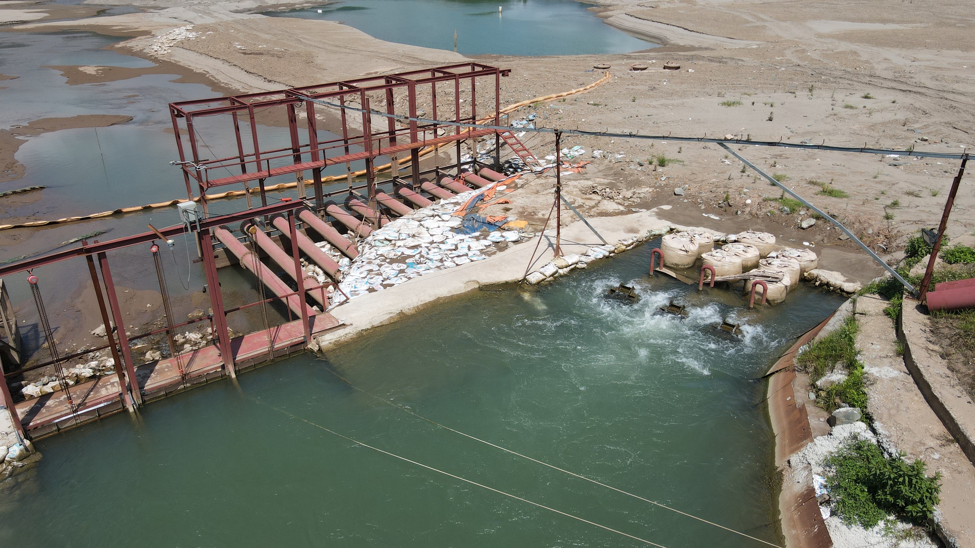 Sông Đà cạn kỷ lục, nhà máy nước sạch lắp trạm bơm khẩn cấp  - Ảnh 3.