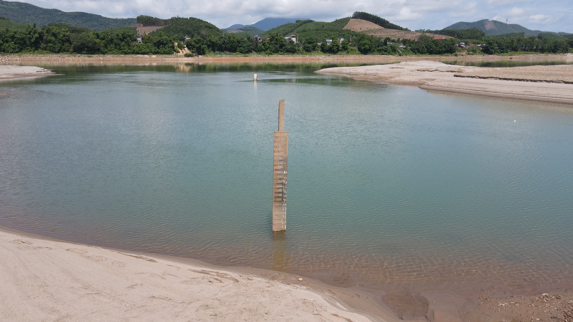 Sông Đà cạn kỷ lục, nhà máy nước sạch lắp trạm bơm khẩn cấp  - Ảnh 4.