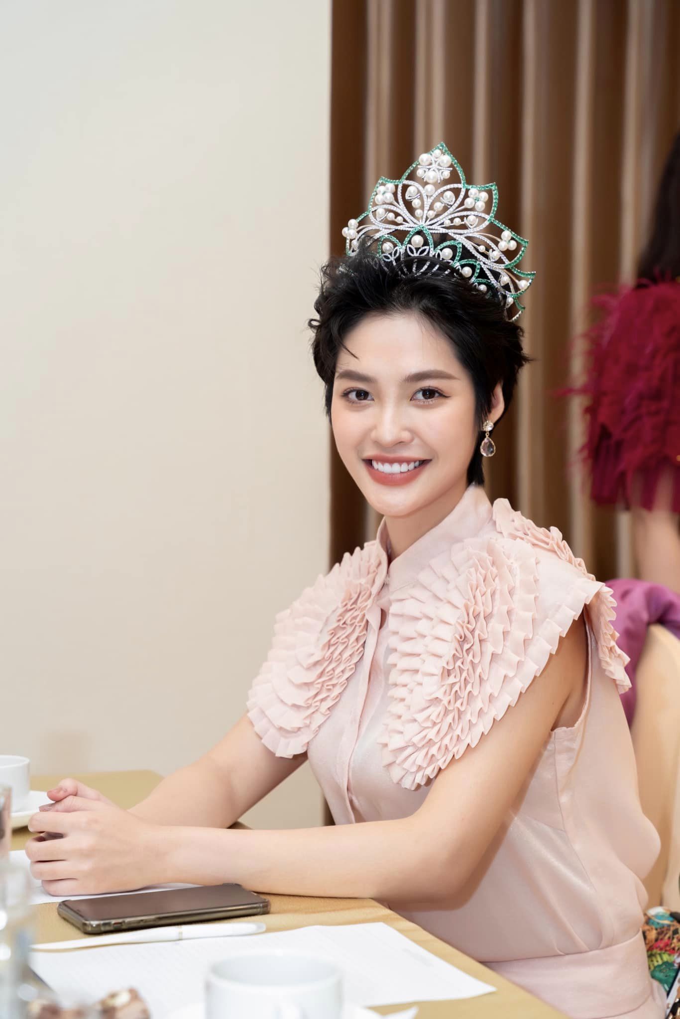 Hoa hậu Nông Thúy Hằng: “Tôi sẽ cống hiến nếu được làm MC, BTV tại VTV” - Ảnh 4.