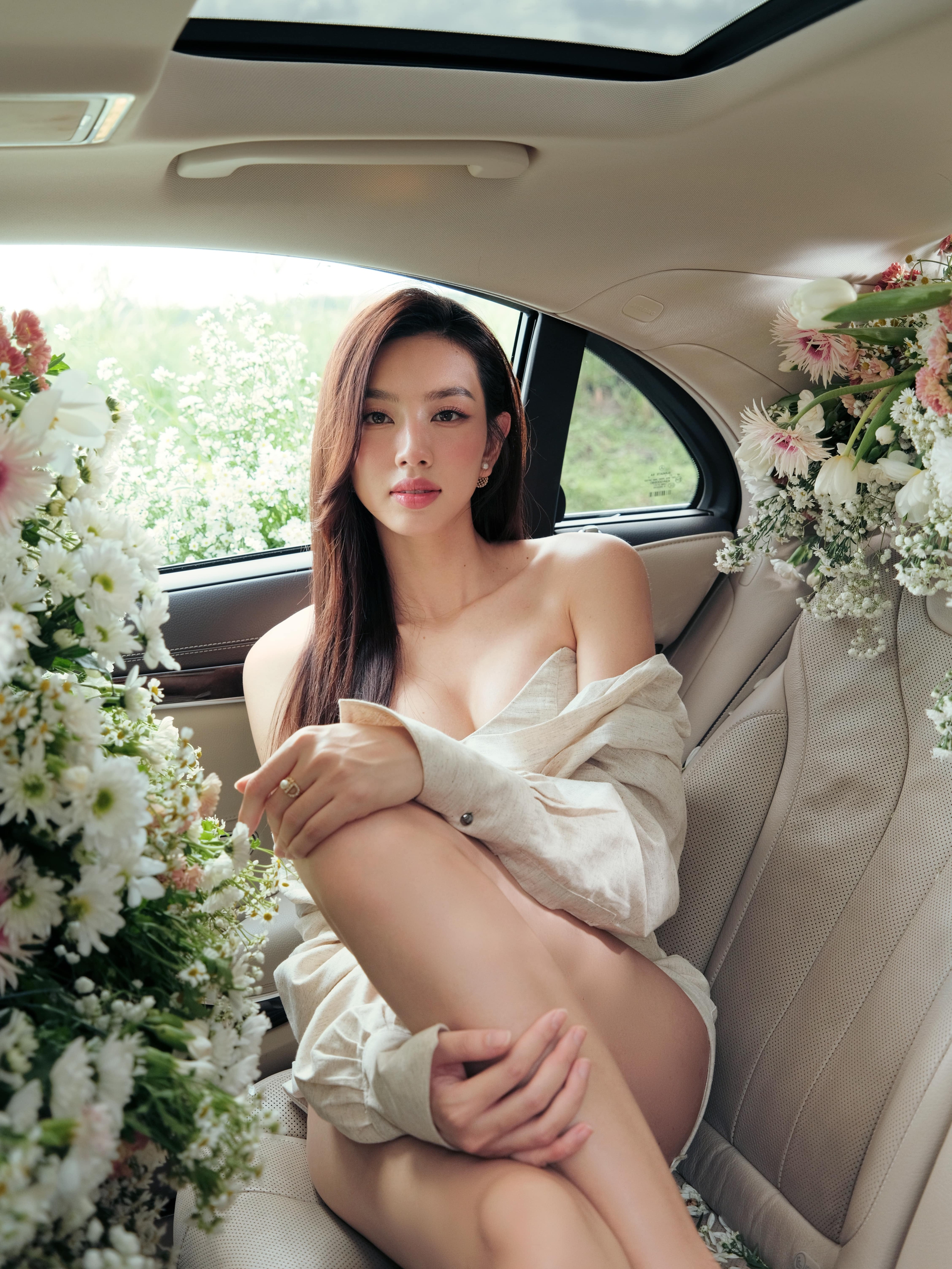 Hoa hậu Thùy Tiên đẹp tựa &quot;nàng thơ&quot; trên xe hoa, quyến rũ không kém mỹ nhân Cần Thơ chân dài 1,23m  - Ảnh 1.
