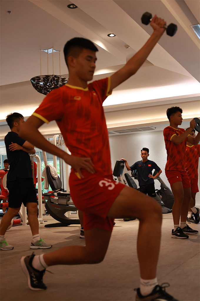 Cầu thủ Hàn Quốc choáng khi nhìn thấy &quot;cây sào&quot; 1m91 của U17 Việt Nam - Ảnh 2.